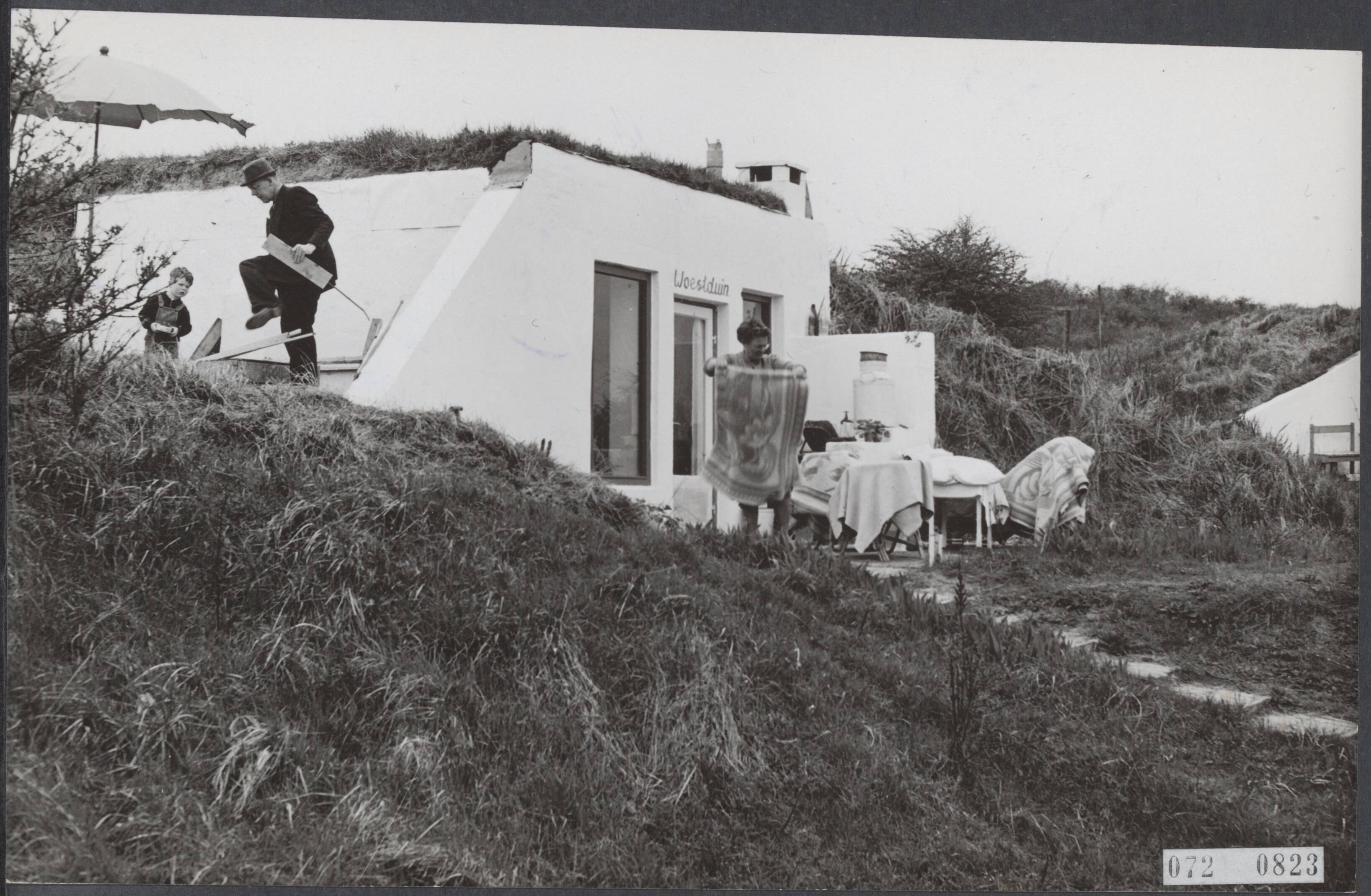 Fotocollectie Elsevier Binnenland — In de Zandvoortse duinen worden de nog bestaande bunkers van de Atlantikwal thans bewoond als zomer- en weekeinde verblijf — Foto: Fotograaf Onbekend / Anefo. Licentie: Set B: Rechtenvrij / Publiek Domein. Bron: Nationaal Archief. http://hdl.handle.net/10648/ae119480-d0b4-102d-bcf8-003048976d84