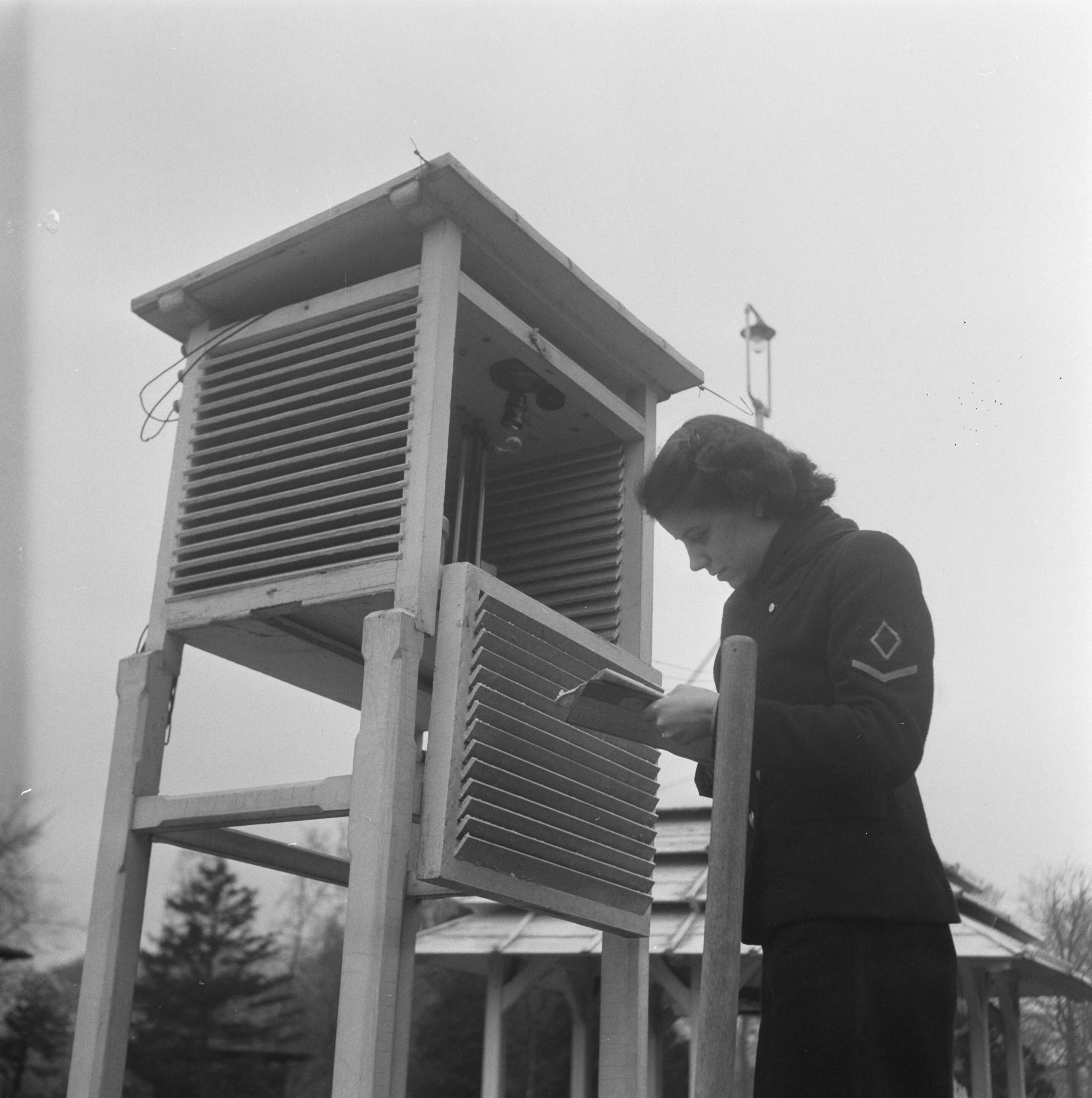 Fotocollectie Anefo — Meteorologisch Instituut te Den Bilt — Foto: Breijer, Charles / Anefo. Licentie: Set B: Rechtenvrij / Publiek Domein. Bron: Nationaal Archief. http://hdl.handle.net/10648/a89b1792-d0b4-102d-bcf8-003048976d84