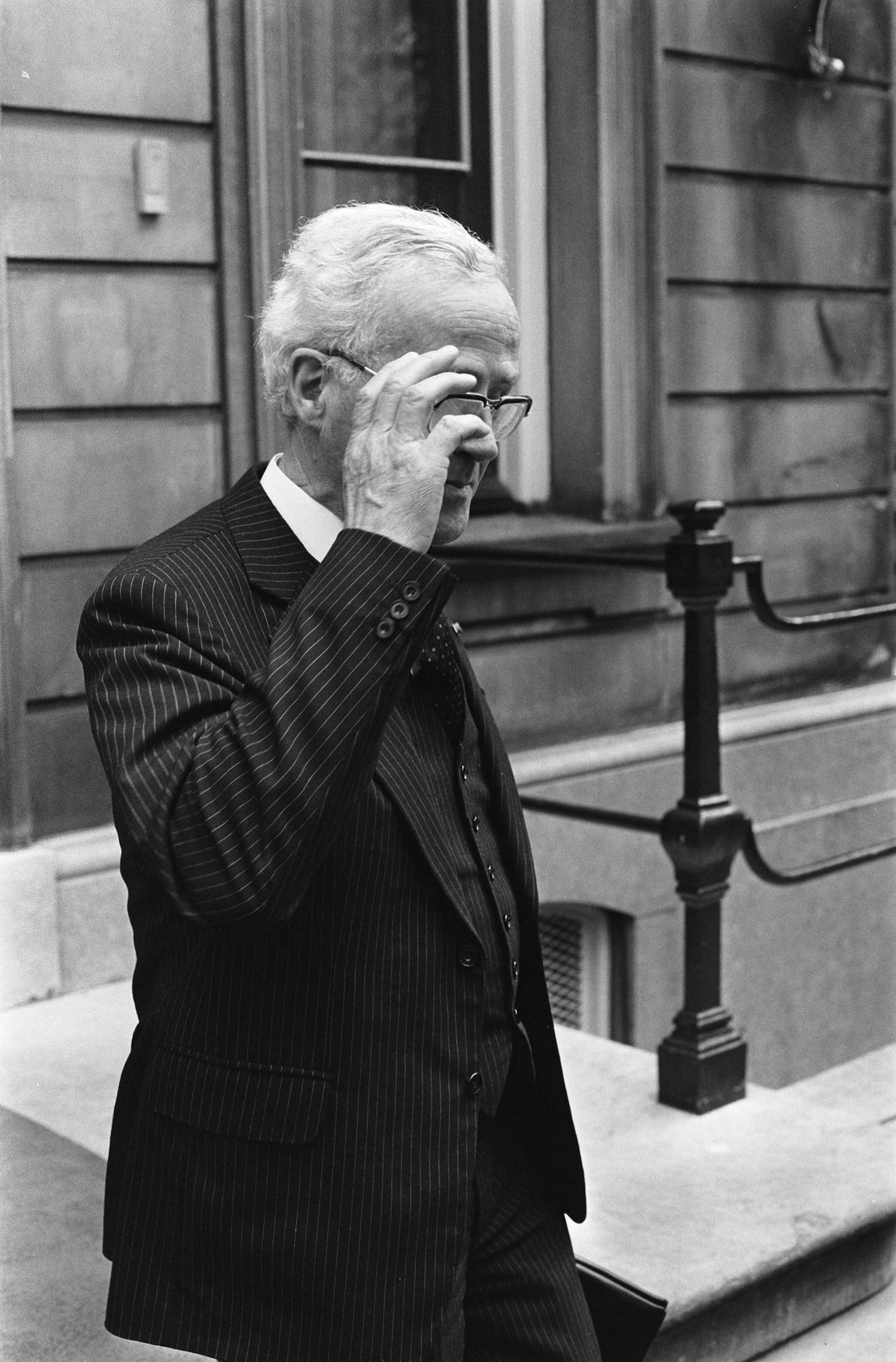Fotocollectie Anefo — Ontvangst op Paleis Lange Voorhout in Den Haag i.v.m. kabinetsformatie door Beatrix; Thurlings, voorzitter Eerste Kamer bij Paleis Lange Voorhout — Foto: Antonisse, Marcel / Anefo. Licentie: Set B: Rechtenvrij / Publiek Domein. Bron: Nationaal Archief. http://hdl.handle.net/10648/acfcef0e-d0b4-102d-bcf8-003048976d84
