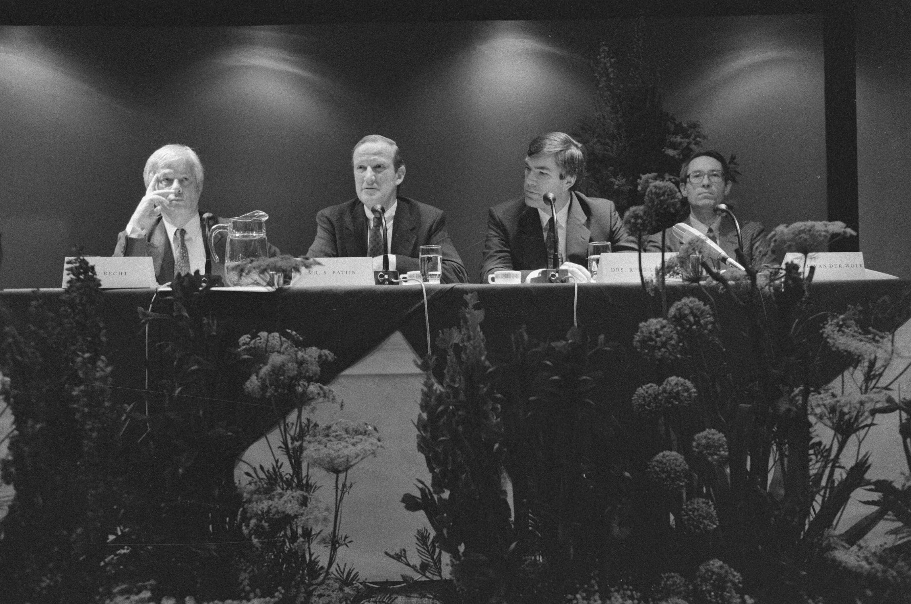 Persconferentie Stichting Van Gogh 1990 — Van links naar rechts F.A. (Frits) Becht, mr. Schelto Patijn, drs. Ronald de Leeuw en Van der Wolk — Foto: Croes, Rob C. / Anefo. Licentie: Set B: Rechtenvrij / Publiek Domein. Bron: Nationaal Archief. http://hdl.handle.net/10648/ad7076d6-d0b4-102d-bcf8-003048976d84