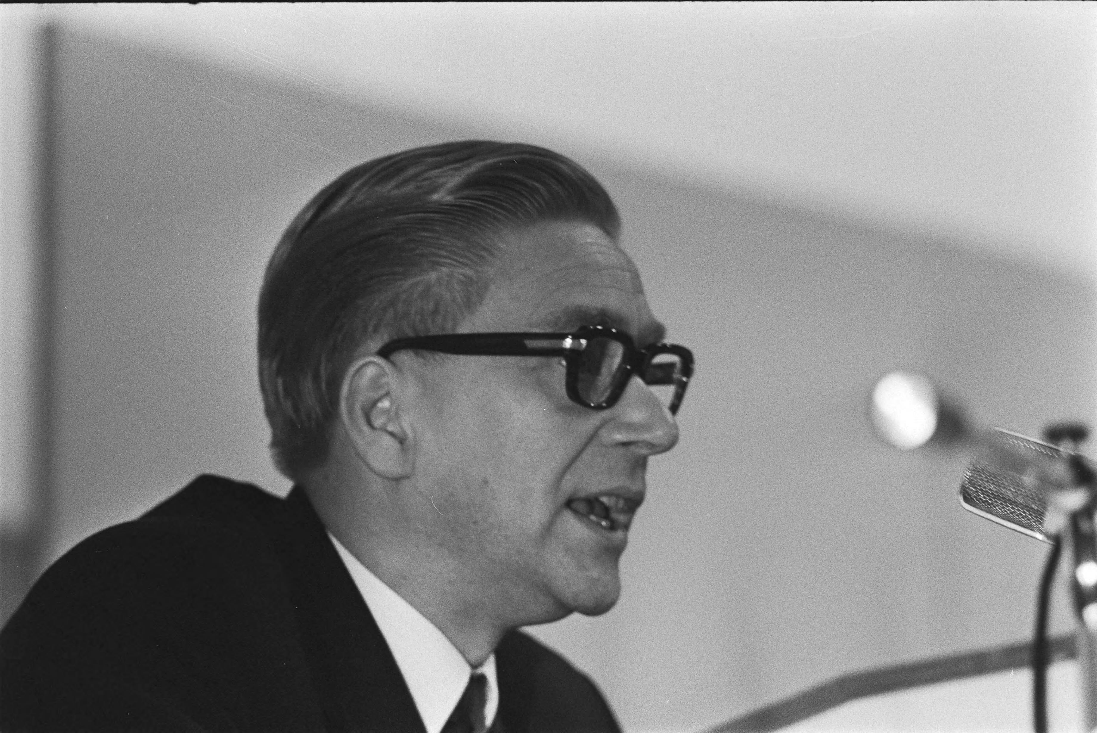 Fotocollectie Anefo — KVP-Partijraad in Den Haag ; minister Veringa aan het woord — Foto: Koch, Eric / Anefo. Licentie: Set B: Rechtenvrij / Publiek Domein. Bron: Nationaal Archief. http://hdl.handle.net/10648/aba937e8-d0b4-102d-bcf8-003048976d84