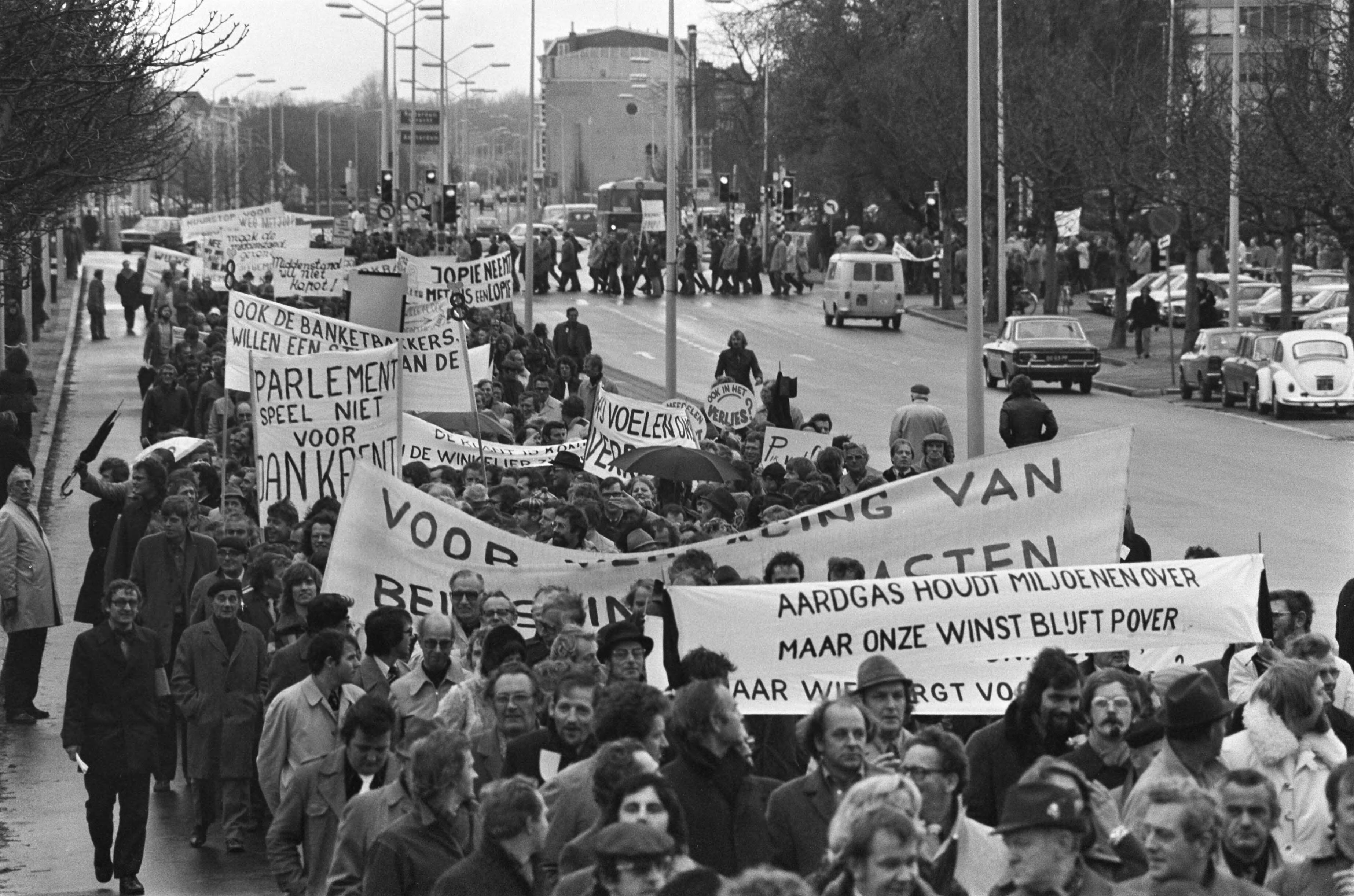 Fotocollectie Anefo — Middenstanders demonstreren op Binnenhof in Den Haag voor betere voorzieningen; demonstranten onderweg in Den Haag — Foto: Mieremet, Rob / Anefo. Licentie: Set B: Rechtenvrij / Publiek Domein. Bron: Nationaal Archief. http://hdl.handle.net/10648/ac58fe58-d0b4-102d-bcf8-003048976d84