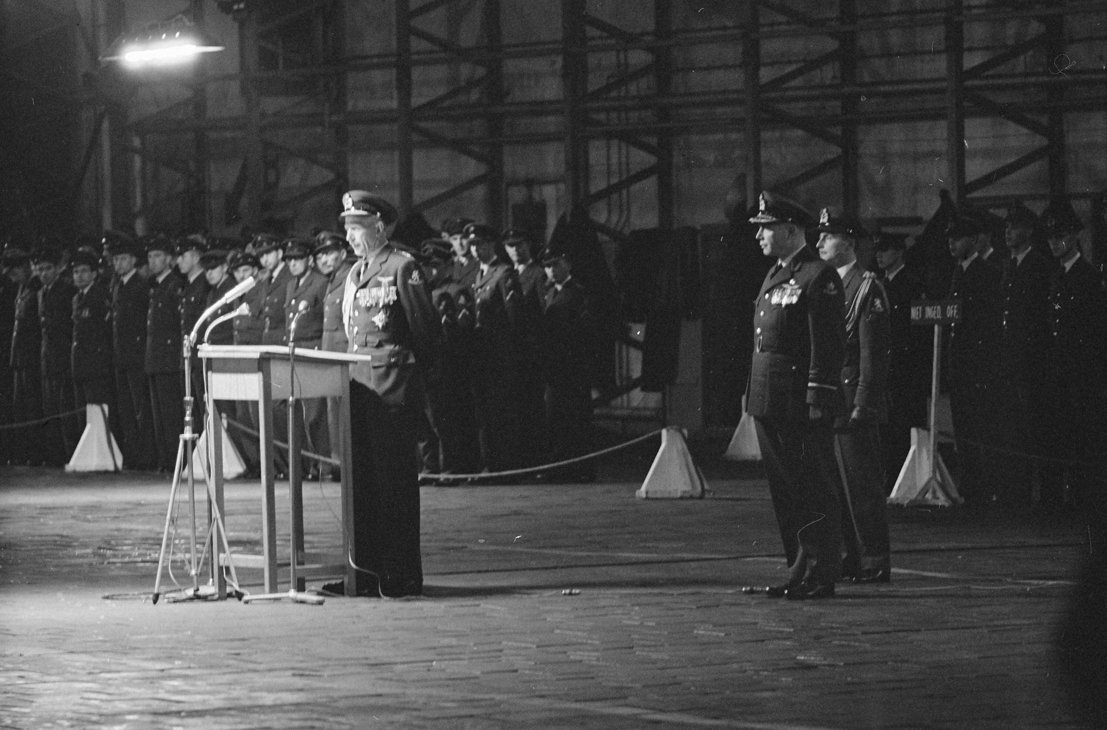 Fotocollectie Anefo — Overdracht van het commando der Luchtstrijdkrachten te Soesterberg door luitenant-generaal H. Schaper aan luitenant-generaal H.P. Zielstra. Toespraak van H. Schaper — Foto: Pot, Harry / Anefo. Licentie: Set B: Rechtenvrij / Publiek Domein. Bron: Nationaal Archief. http://hdl.handle.net/10648/a9ee89c6-d0b4-102d-bcf8-003048976d84