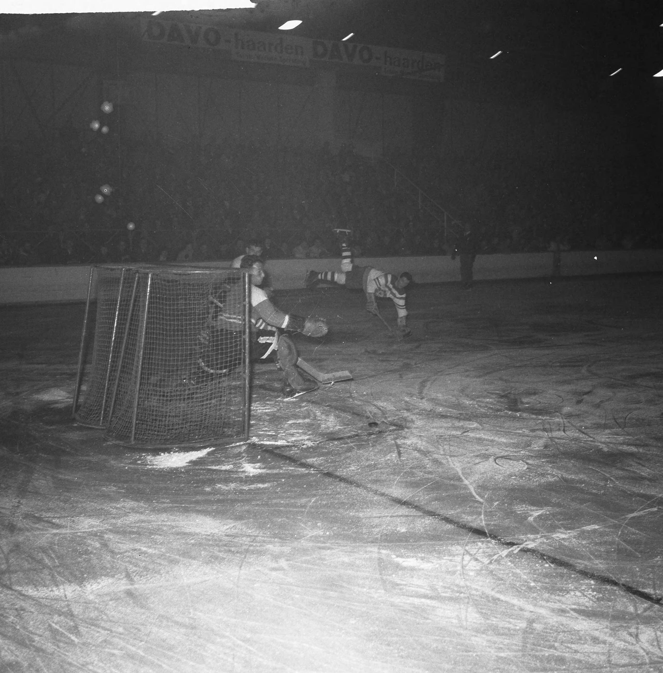 Fotocollectie Anefo — IJshockeywedstrijd HOKIJ tegen Cortina d'Ampezzo te Den Haag (1-5) — Foto: Behrens, Herbert F. / Anefo. Licentie: Set B: Rechtenvrij / Publiek Domein. Bron: Nationaal Archief. http://hdl.handle.net/10648/a9bf16dc-d0b4-102d-bcf8-003048976d84