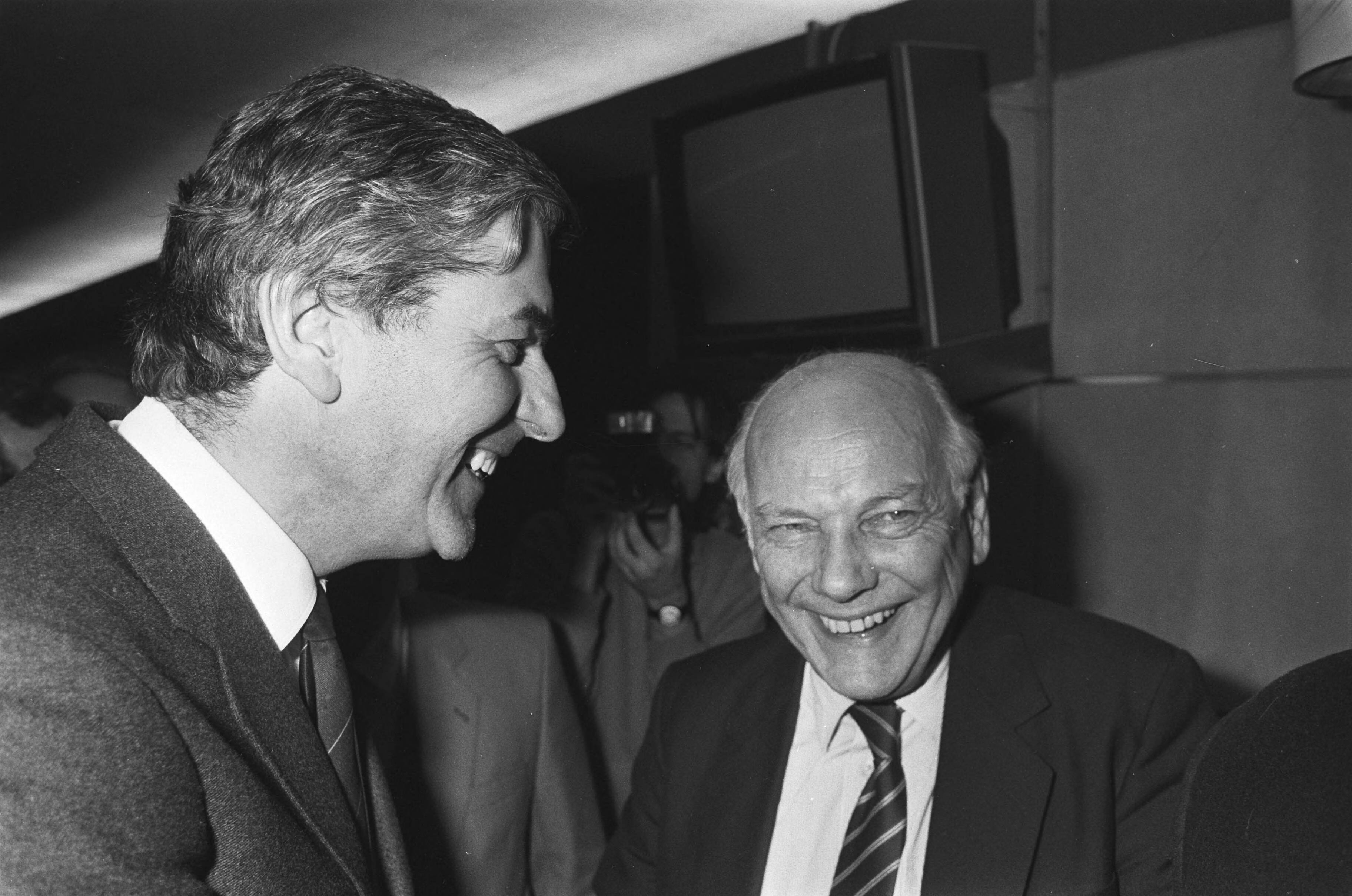 Viering 40 jarig bestaan van PvdA in Den Haag — Premier Lubber feliciteert den Uyl — Foto: Molendijk, Bart / Anefo. Licentie: Set B: Rechtenvrij / Publiek Domein. Bron: Nationaal Archief. http://hdl.handle.net/10648/ad4f9f06-d0b4-102d-bcf8-003048976d84