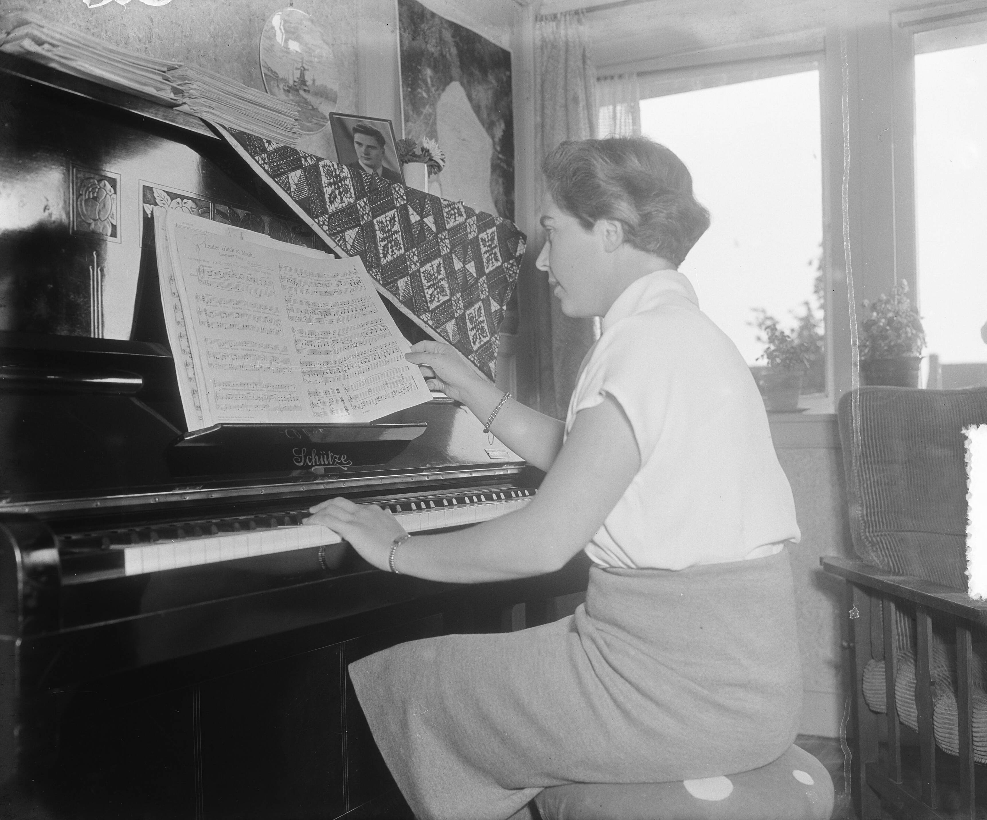 Toos van Dongen Hilversum — Zangeres Toos van Dongen in Hilversum [de zangeres tijdens het instuderen achter de piano] — Foto: Pot, Harry / Anefo. Licentie: Set B: Rechtenvrij / Publiek Domein. Bron: Nationaal Archief. http://hdl.handle.net/10648/a8ff6fe4-d0b4-102d-bcf8-003048976d84