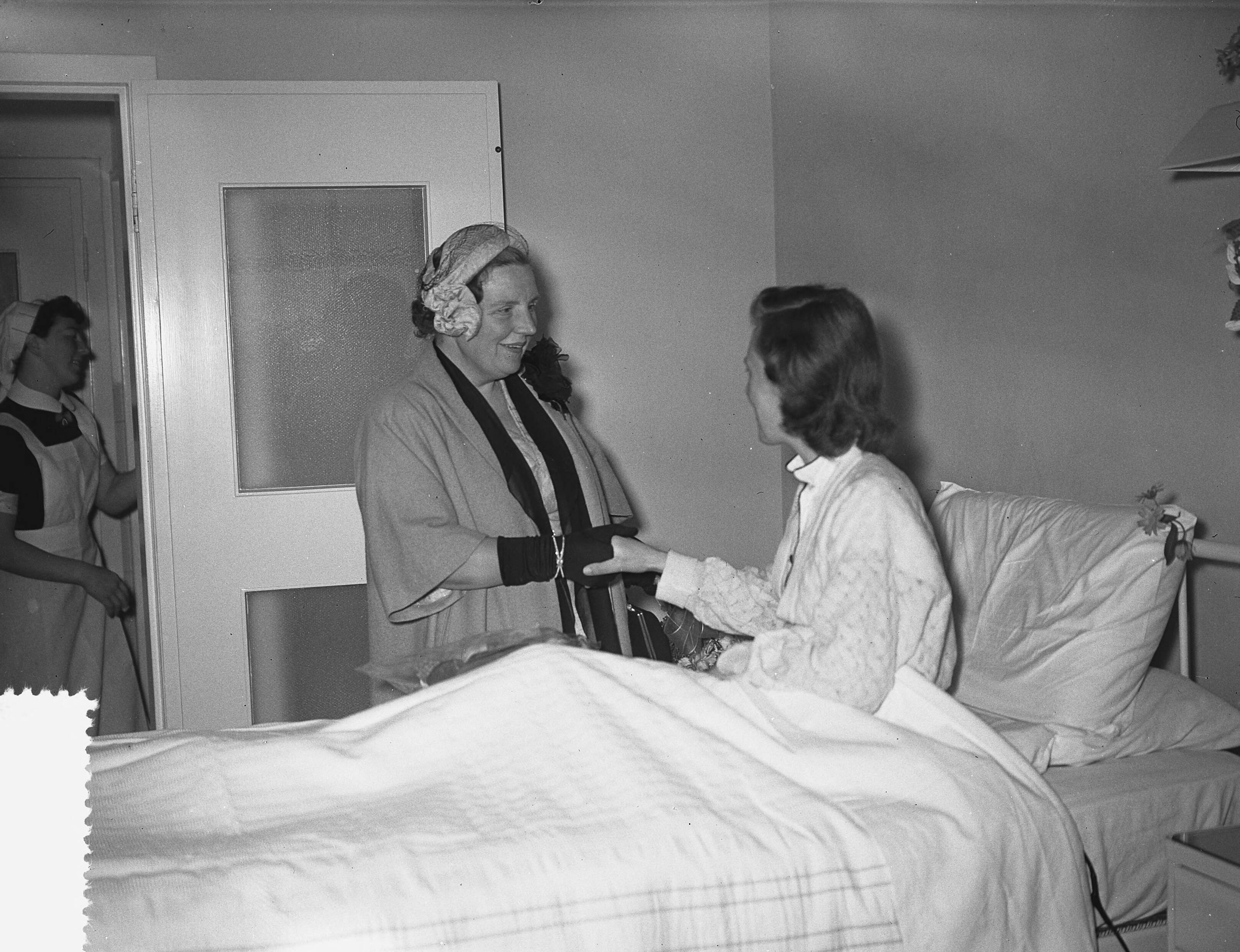 Koningin Juliana opent sanatorium De Klokkenberg in Breda — Opening van sanatorium "Klokkenberg". Koningin Juliana begroet een patiënte — Foto: Bilsen, Joop van / Anefo. Licentie: Set B: Rechtenvrij / Publiek Domein. Bron: Nationaal Archief. http://hdl.handle.net/10648/a9253f44-d0b4-102d-bcf8-003048976d84