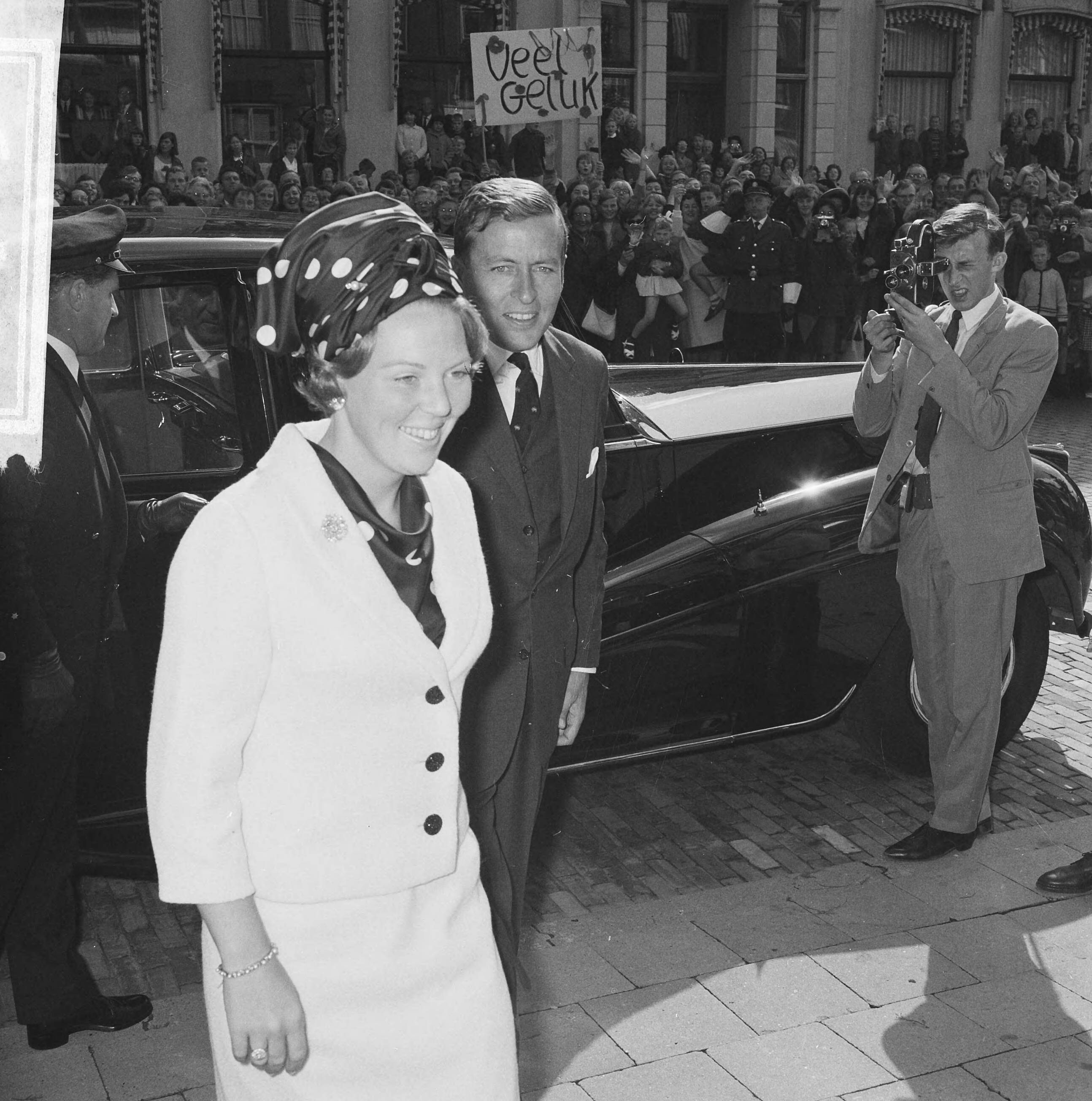 Bezoek van prinses Beatrix en Claus von Amsberg aan de drie noordelijke provincies — Bezoek prinses Beatrix en haar verloofde Claus von Amsberg aan Leeuwarden, aankomst bij het Provinciehuis, achter hen de Rolls Royce — Foto: Kroon, Ron / Anefo. Licentie: Set B: Rechtenvrij / Publiek Domein. Bron: Nationaal Archief. http://hdl.handle.net/10648/aabf0394-d0b4-102d-bcf8-003048976d84