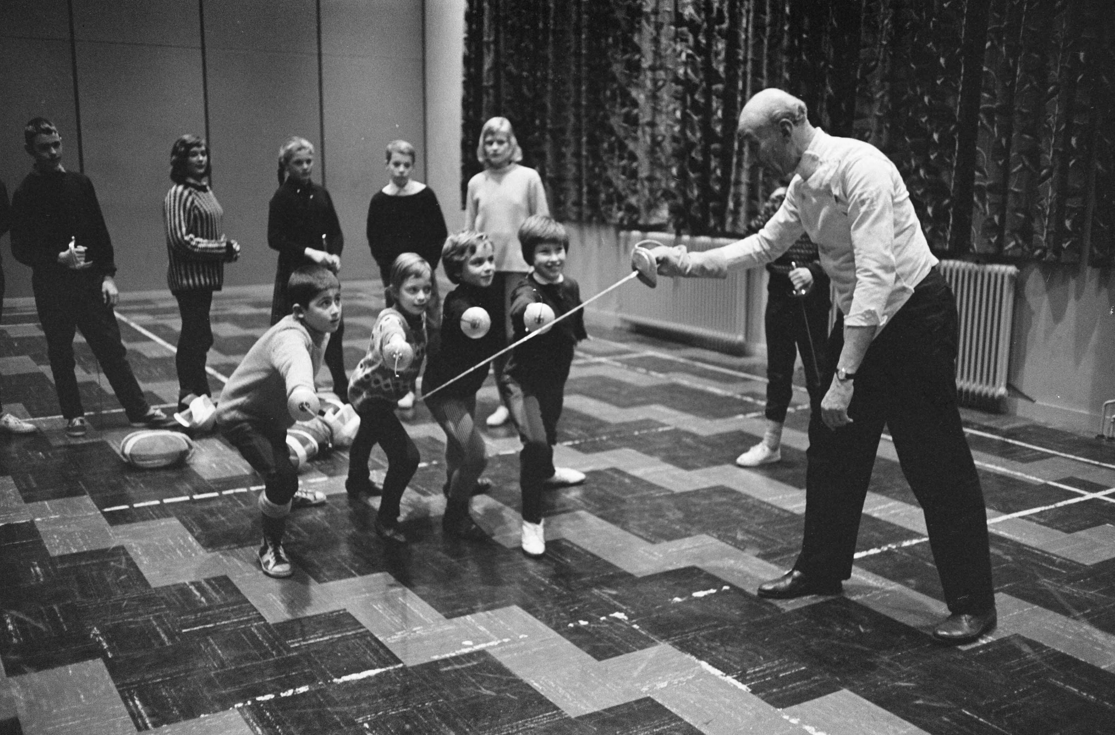 Fotocollectie Anefo — Schermschool "Tocato" te Zandvoort (Opdracht Telegraaf) — Foto: Pot, Harry / Anefo. Licentie: Set B: Rechtenvrij / Publiek Domein. Bron: Nationaal Archief. http://hdl.handle.net/10648/aa2551a4-d0b4-102d-bcf8-003048976d84