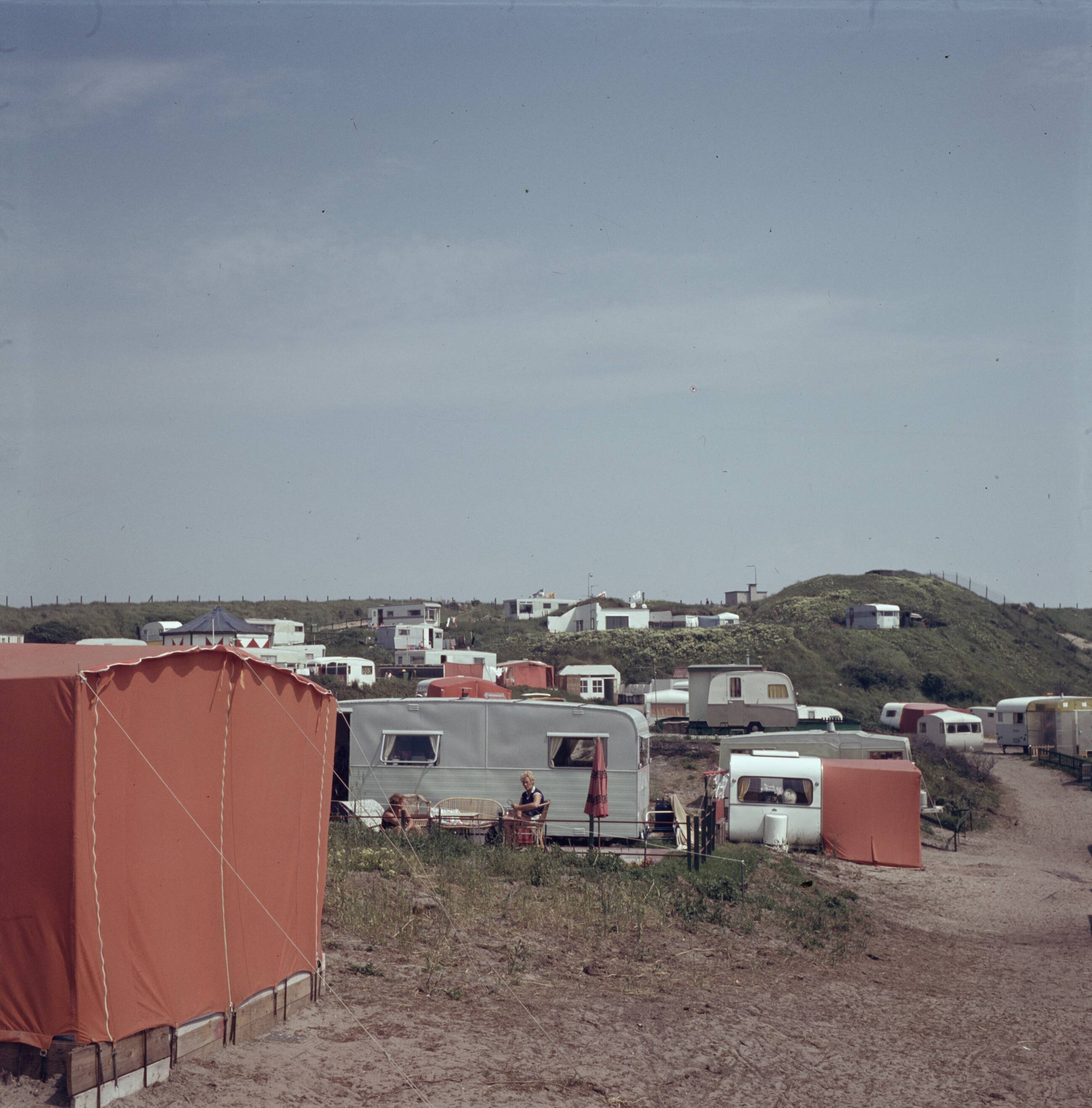 Reportage Nederland — Camping bij Zandvoort — Foto: Poll, Willem van de. Licentie: Set B: Rechtenvrij / Publiek Domein. Bron: Nationaal Archief. http://hdl.handle.net/10648/aeef460e-d0b4-102d-bcf8-003048976d84