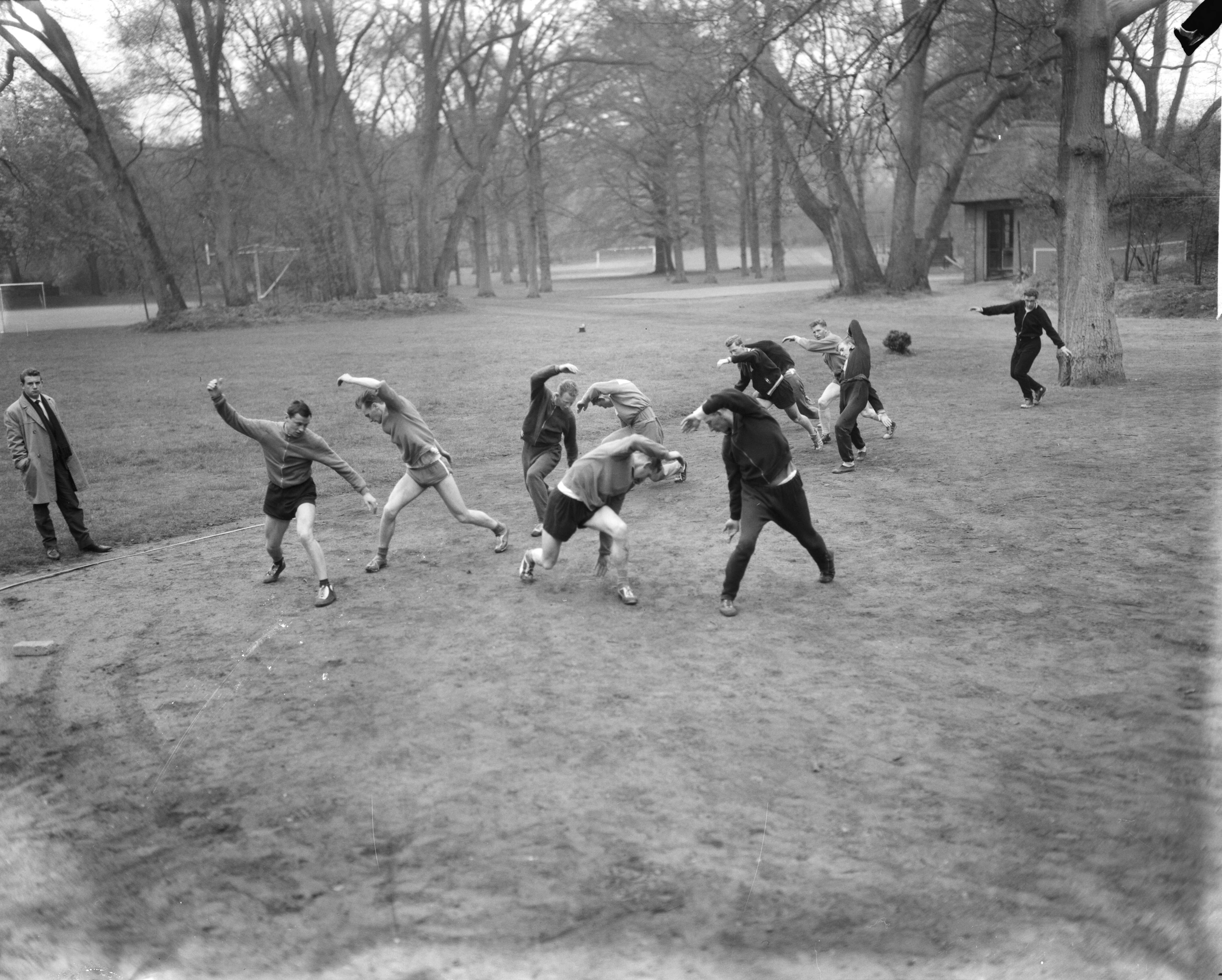 Fotocollectie Anefo — Conditietraining Nederlandse schaatskernploeg op het CIOS te Overveen — Foto: Bilsen, Joop van / Anefo. Licentie: Set B: Rechtenvrij / Publiek Domein. Bron: Nationaal Archief. http://hdl.handle.net/10648/aa07f6f4-d0b4-102d-bcf8-003048976d84