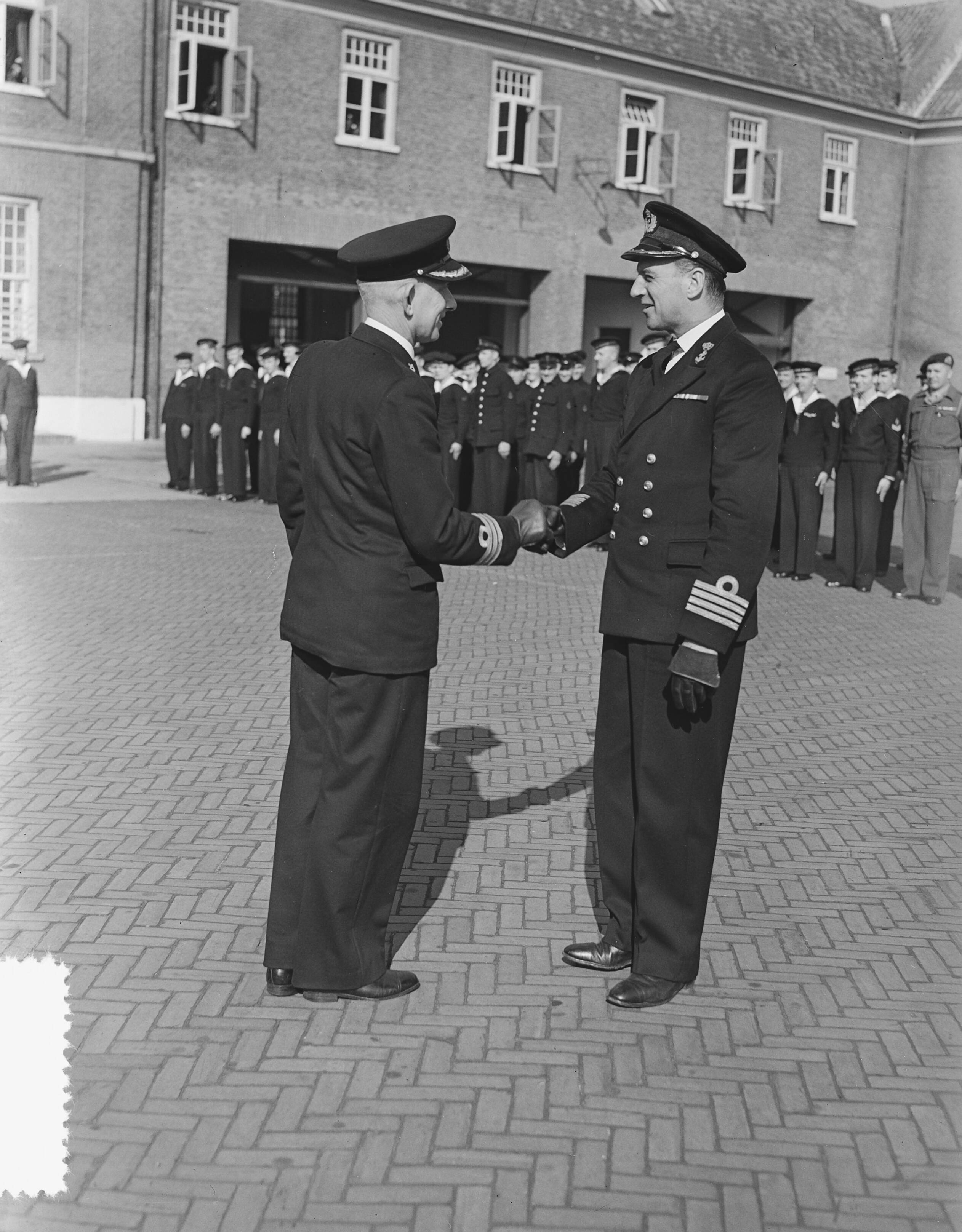 Commando-overdracht van de Marinezazerne te Den Haag — Commando-overdracht van de Marinezazerne te Den Haag door kapitein-luitenant-ter-zee B.J. Velderman (links) aan kapitein-ter-zee M.A.J. Derksema (rechts) — Foto: Duinen, H. van / Anefo. Licentie: Set B: Rechtenvrij / Publiek Domein. Bron: Nationaal Archief. http://hdl.handle.net/10648/a8f05fc2-d0b4-102d-bcf8-003048976d84