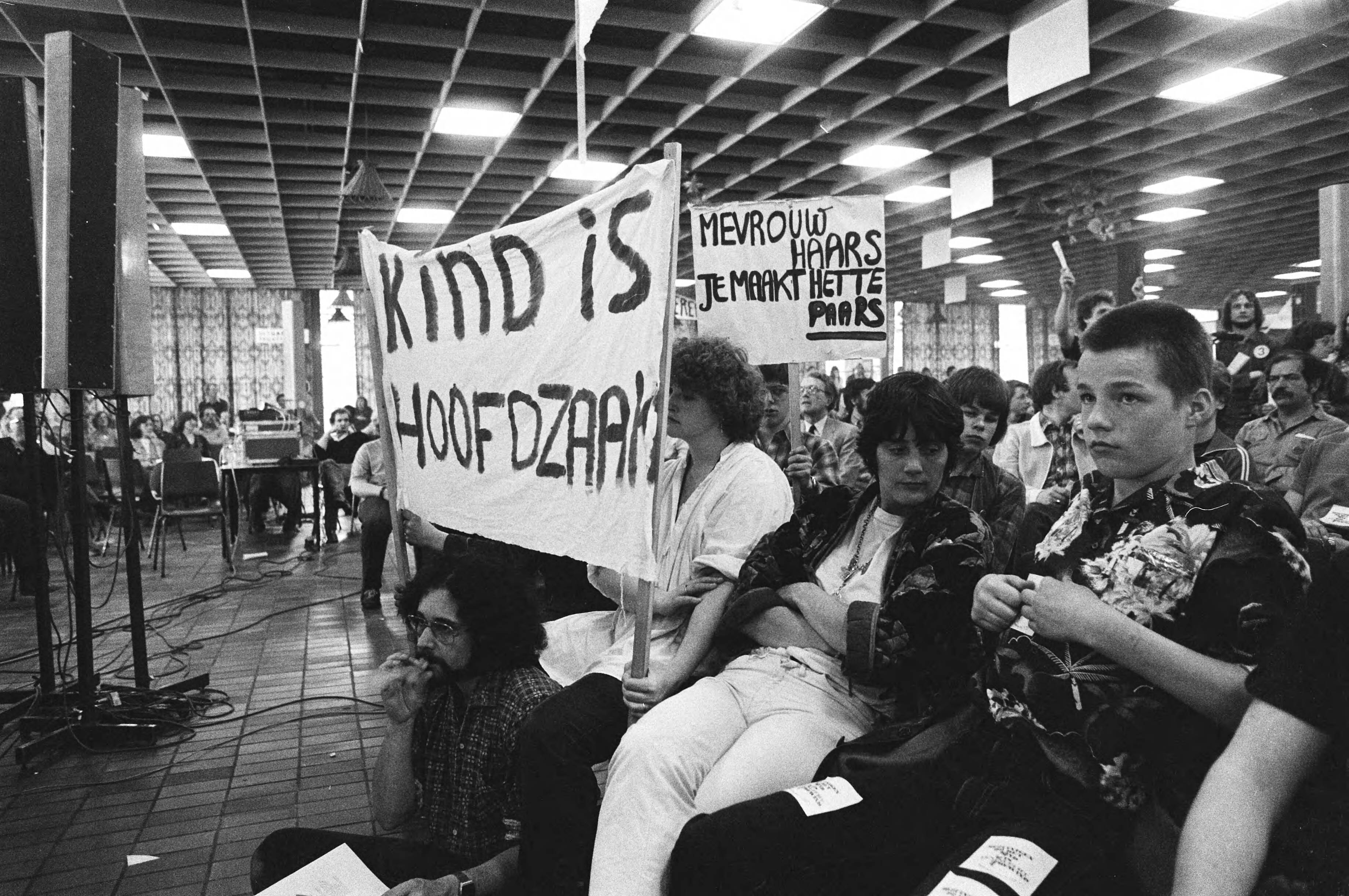 Fotocollectie Anefo — Manifestatie in Veemarkthallen te Utrecht door kinderen en jongeren tegen de bezuinigingen op kosten van jongeren in tehuizen — Foto: Dijk, Hans van / Anefo. Licentie: Set B: Rechtenvrij / Publiek Domein. Bron: Nationaal Archief. http://hdl.handle.net/10648/acf941ba-d0b4-102d-bcf8-003048976d84