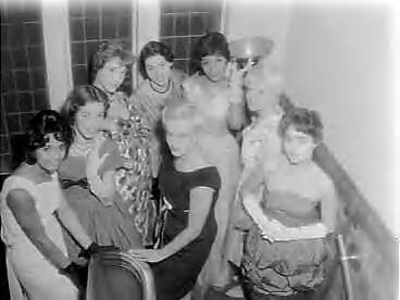 Fotocollectie Anefo — Examen Glamour Department in Den Haag — Foto: Pot, Harry / Anefo. Licentie: Set B: Rechtenvrij / Publiek Domein. Bron: Nationaal Archief. http://hdl.handle.net/10648/a98836bc-d0b4-102d-bcf8-003048976d84