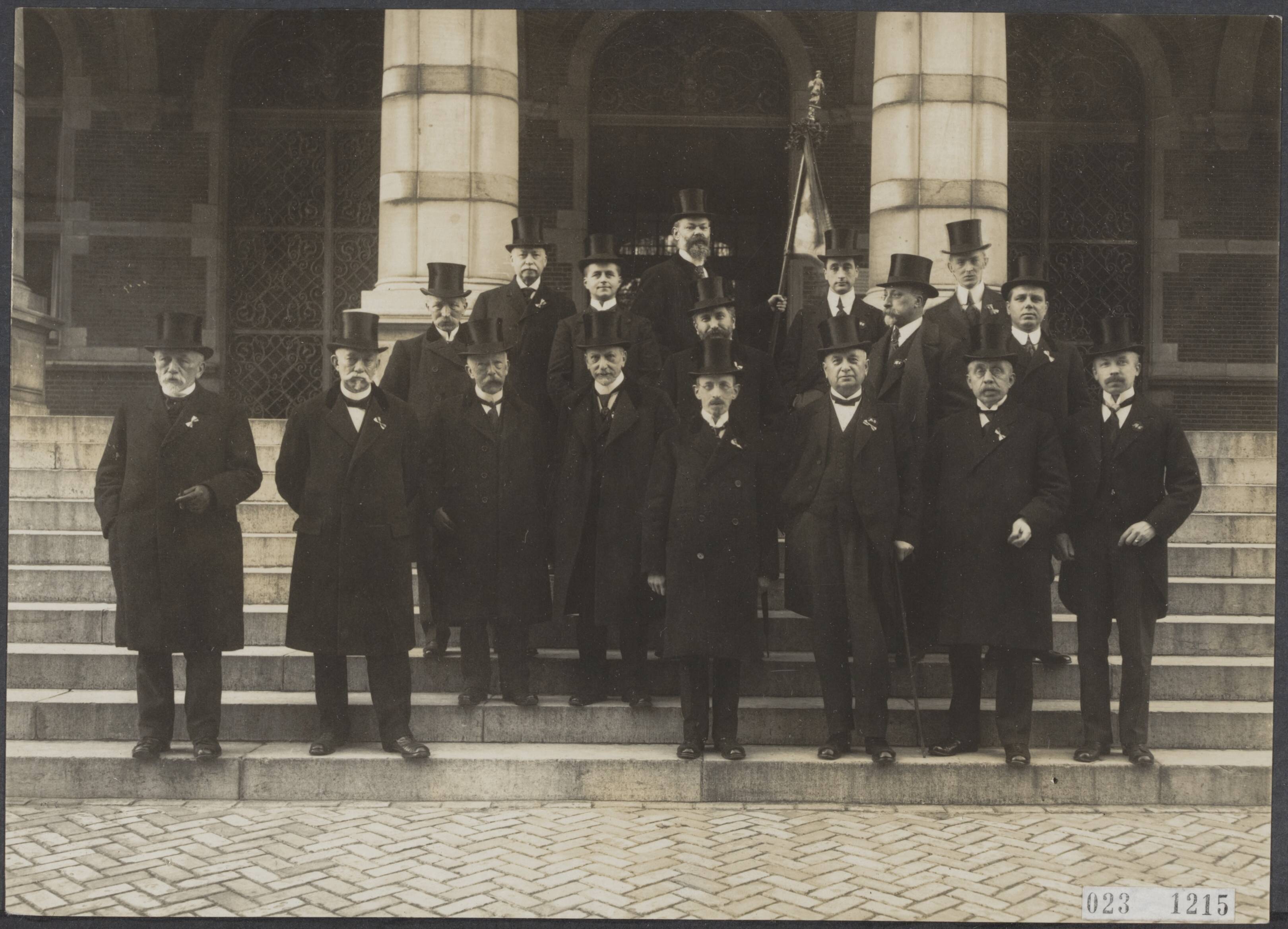 Fotocollectie Elsevier Binnenland — 305-jarig bestaan van de Groningse Universiteit. Reünie van oud-leden van het Groningse Studentencorps — Foto: Fotopersbureau "Holland". Licentie: Set B: Rechtenvrij / Publiek Domein. Bron: Nationaal Archief. http://hdl.handle.net/10648/add656e0-d0b4-102d-bcf8-003048976d84