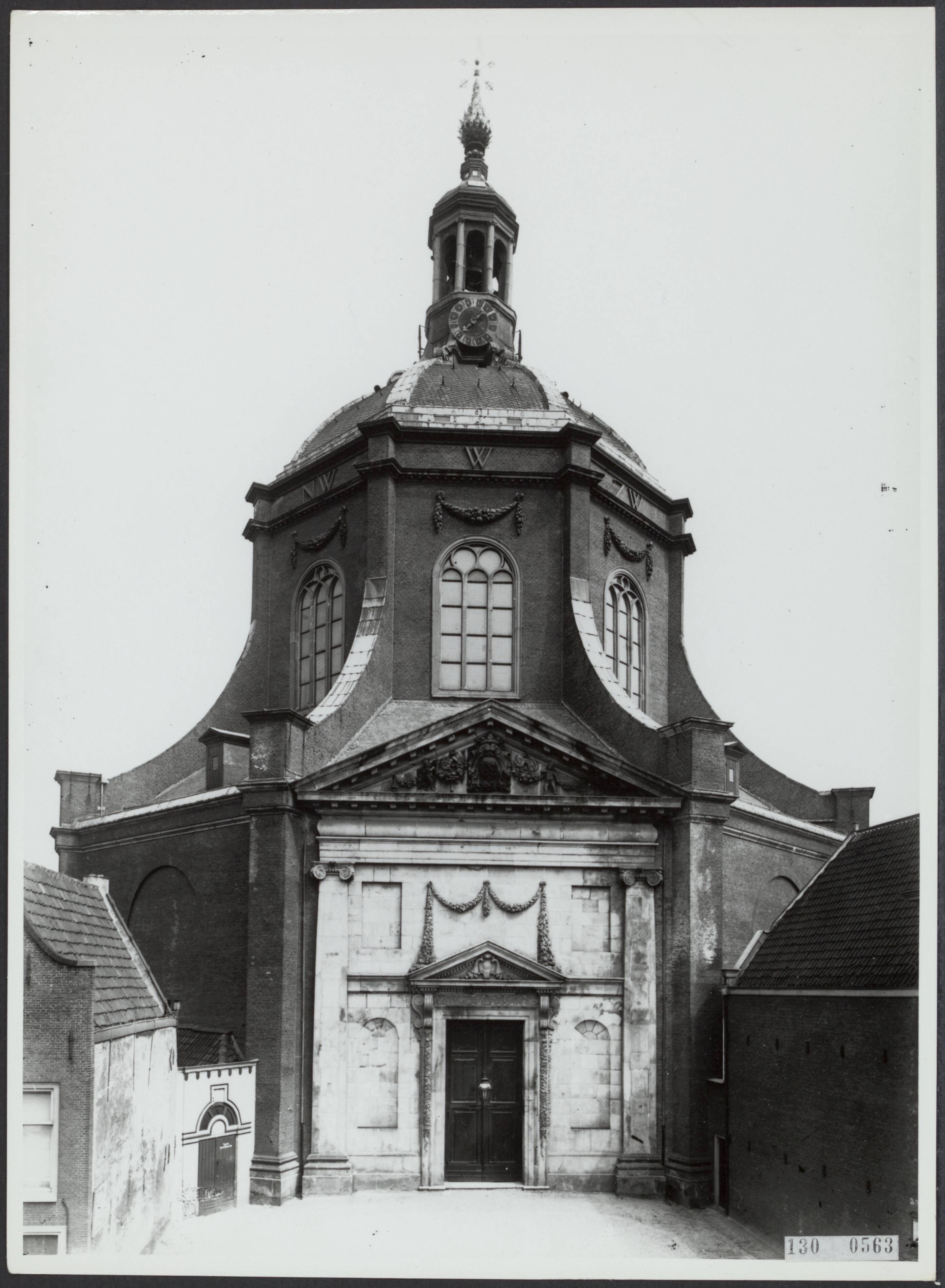 Fotocollectie Rijksvoorlichtingsdienst Eigen — Leiden. Marekerk — Foto: Rijksvoorlichtingsdienst (RVD). Licentie: Set B: Rechtenvrij / Publiek Domein. Bron: Nationaal Archief. http://hdl.handle.net/10648/af4b4ddc-d0b4-102d-bcf8-003048976d84