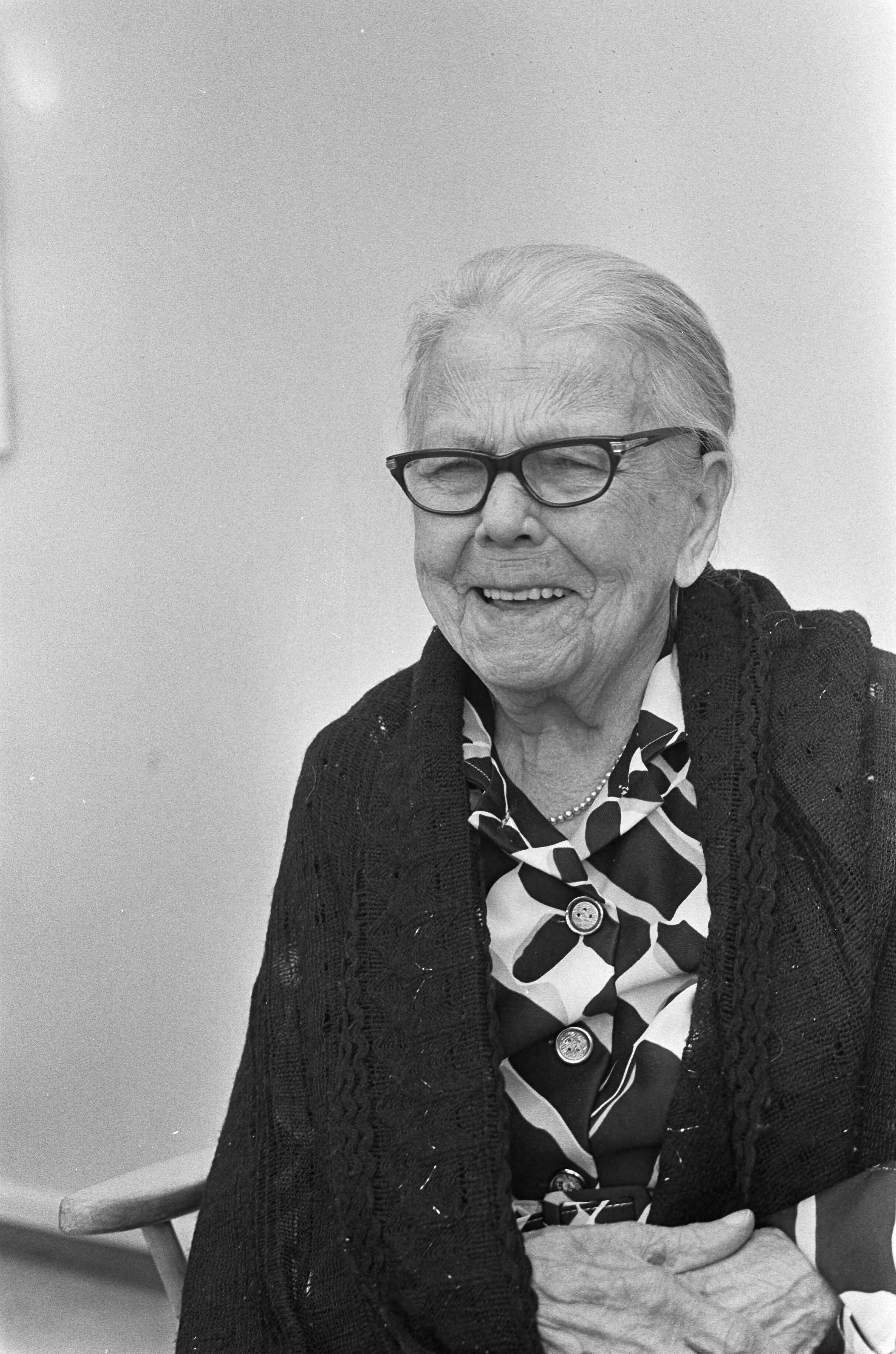 Fotocollectie Anefo — 105-jarige in Den Haag ; mevrouw M. J. van de Berge Stroomsnijders die op 10 oktober aanstaande 105 jaar wordt (kop) — Foto: Peters, Hans / Anefo. Licentie: Set B: Rechtenvrij / Publiek Domein. Bron: Nationaal Archief. http://hdl.handle.net/10648/ac56fdb0-d0b4-102d-bcf8-003048976d84
