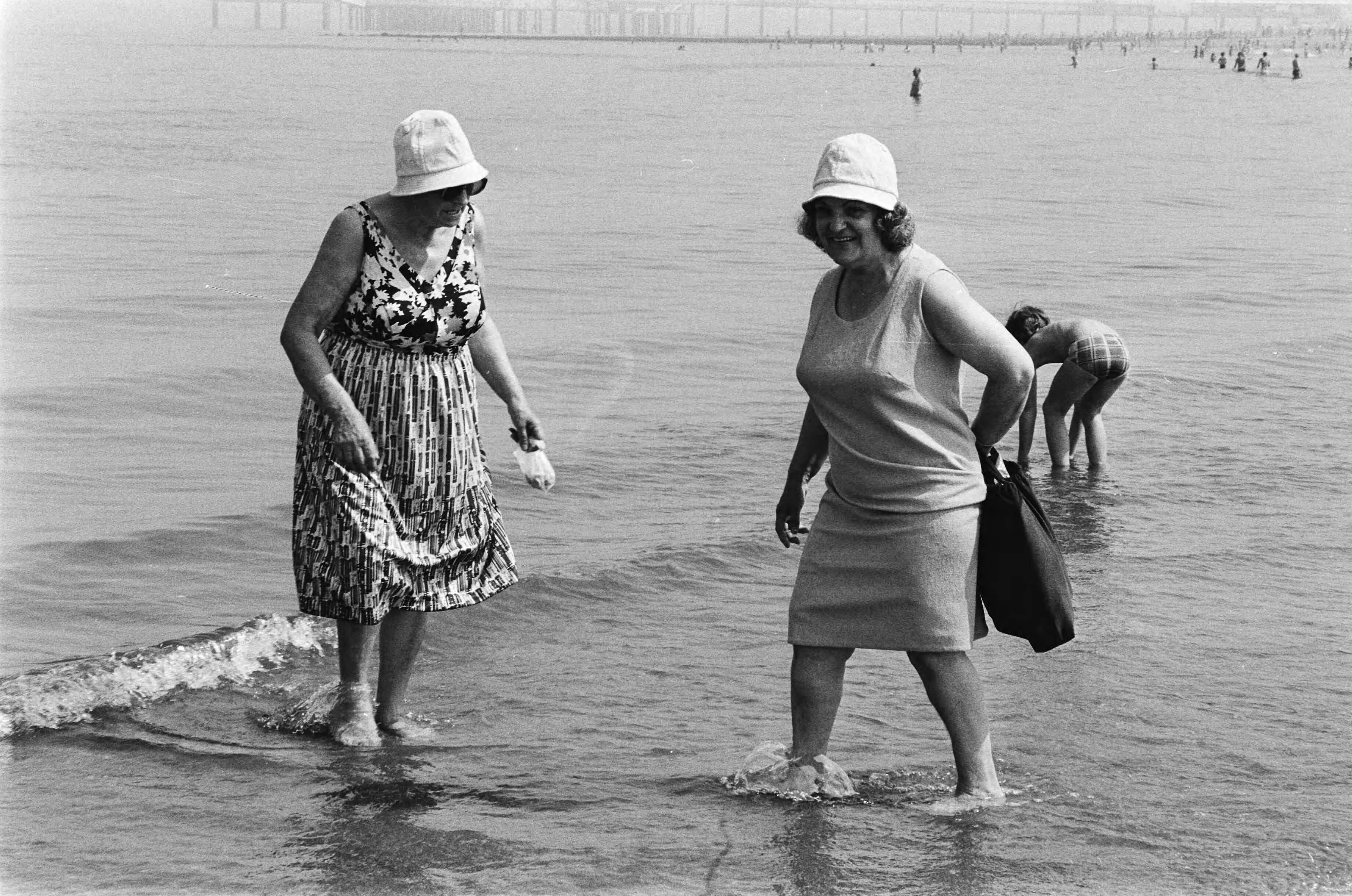 Fotocollectie Anefo — Mooi weer, Scheveningen; oude dames baden pootje — Foto: Antonisse, Marcel / Anefo. Licentie: Set B: Rechtenvrij / Publiek Domein. Bron: Nationaal Archief. http://hdl.handle.net/10648/ad19154e-d0b4-102d-bcf8-003048976d84