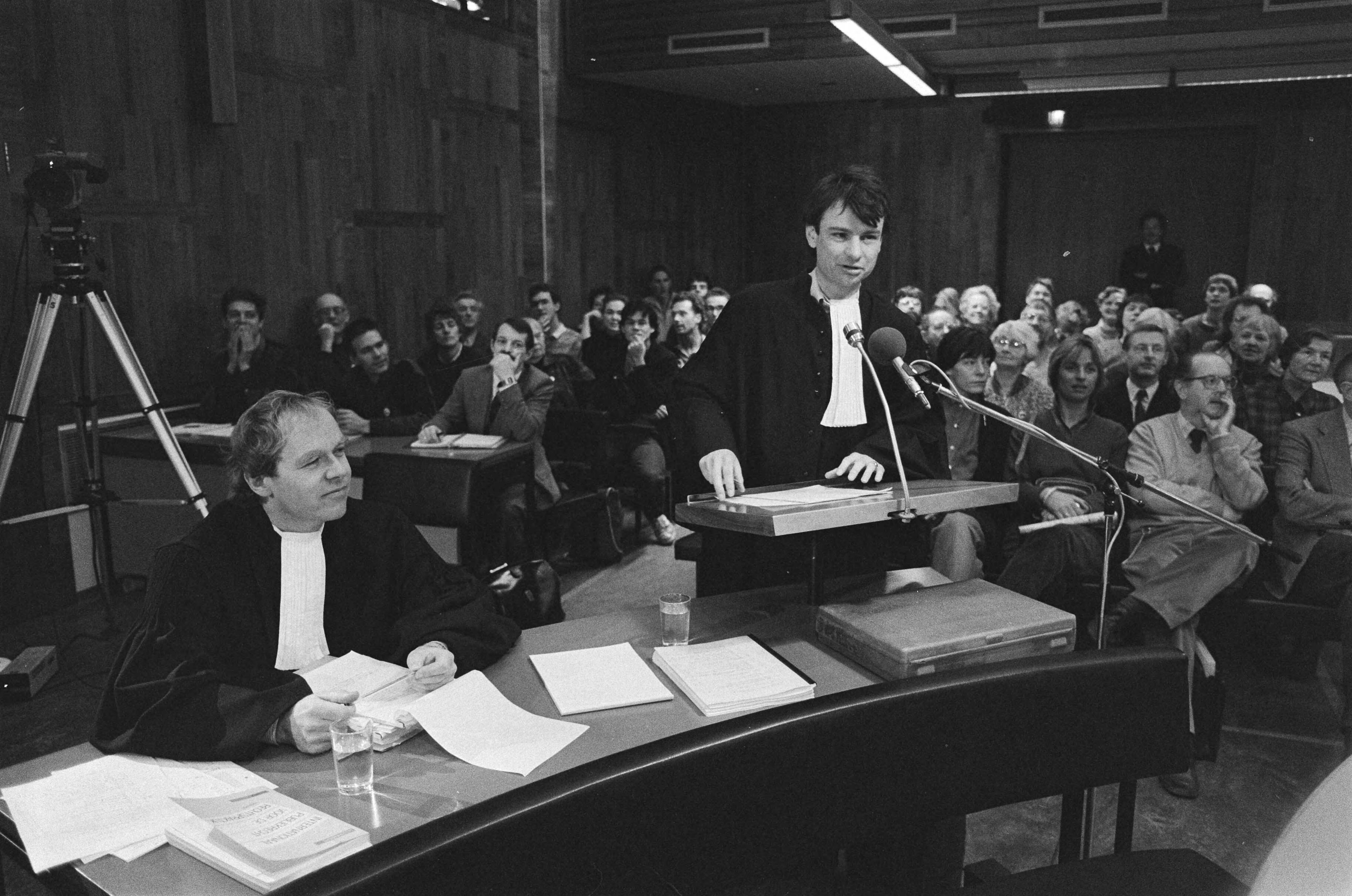 Proces tegen de staat van Stichting Verbiedt de Kruisraket in Den Haag — Tweede dag van het proces: advocaten van de stichting mr. Ingelse en mr. van den Biesen — Foto: Bogaerts, Rob / Anefo. Licentie: Set B: Rechtenvrij / Publiek Domein. Bron: Nationaal Archief. http://hdl.handle.net/10648/ad50d858-d0b4-102d-bcf8-003048976d84