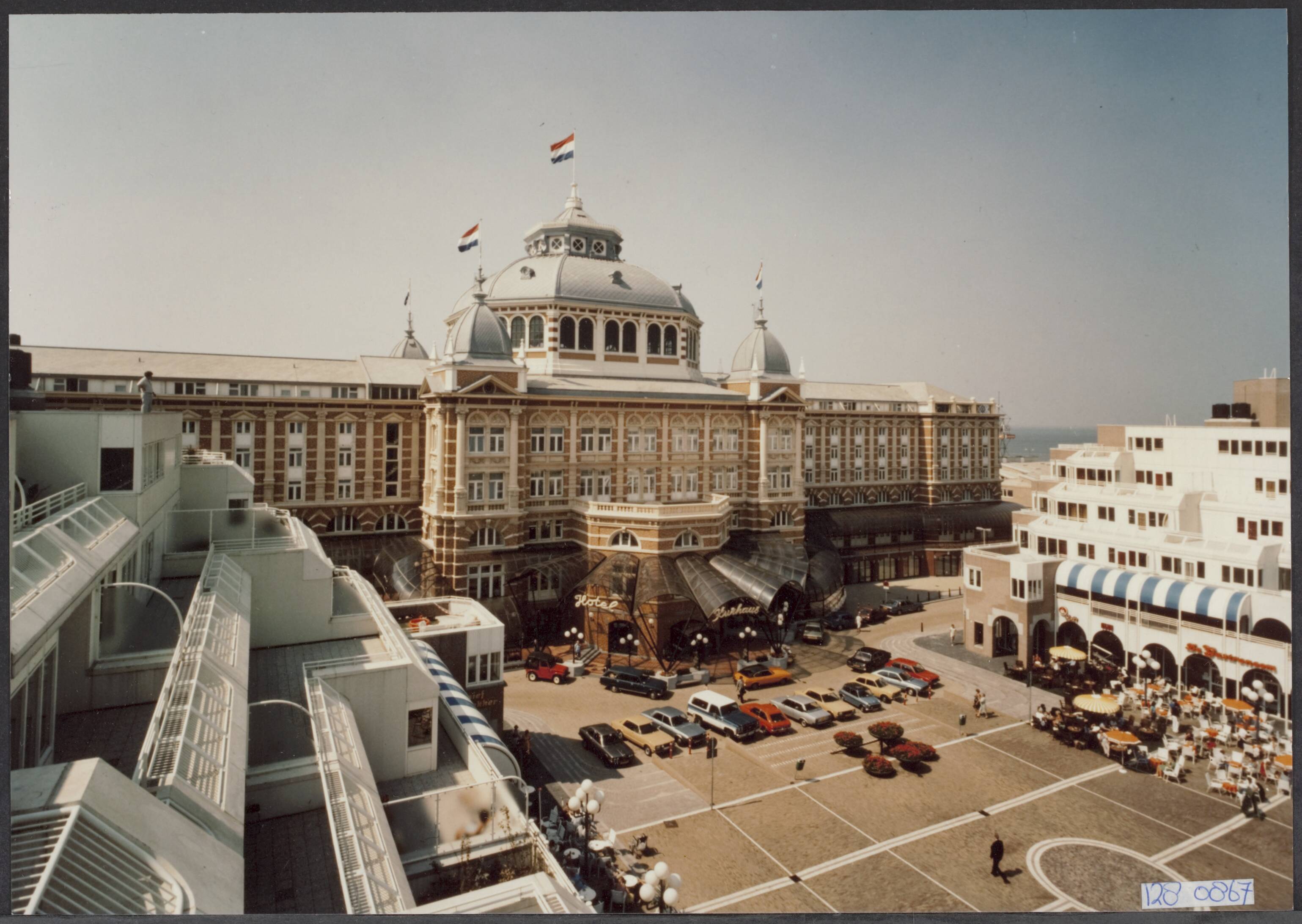 Zee, Scheveningen, Pier [RVD] — Kurhaus Scheveningen en Gevers Deynootplein — Foto: Veltmeijer, H.A. / RVD. Licentie: Set B: Rechtenvrij / Publiek Domein. Bron: Nationaal Archief. http://hdl.handle.net/10648/af4408f6-d0b4-102d-bcf8-003048976d84