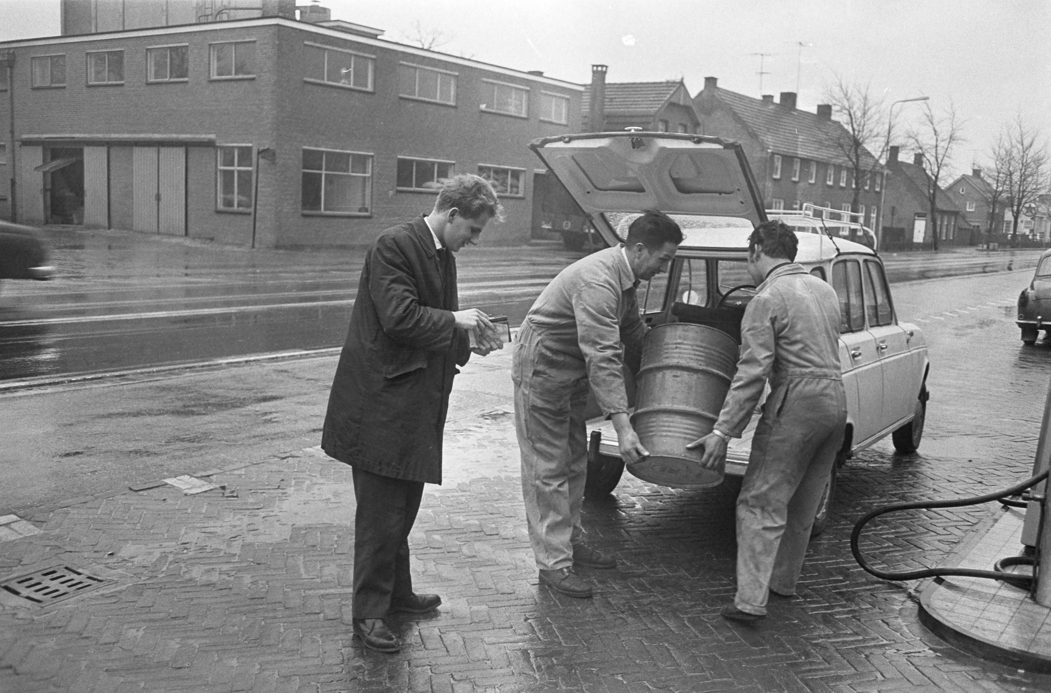Fotocollectie Anefo — Staking in België, Belgische automobilist koopt in Wernhout een drum van 50 liter — Foto: Koch, Eric / Anefo. Licentie: Set B: Rechtenvrij / Publiek Domein. Bron: Nationaal Archief. http://hdl.handle.net/10648/aa8e1ff4-d0b4-102d-bcf8-003048976d84