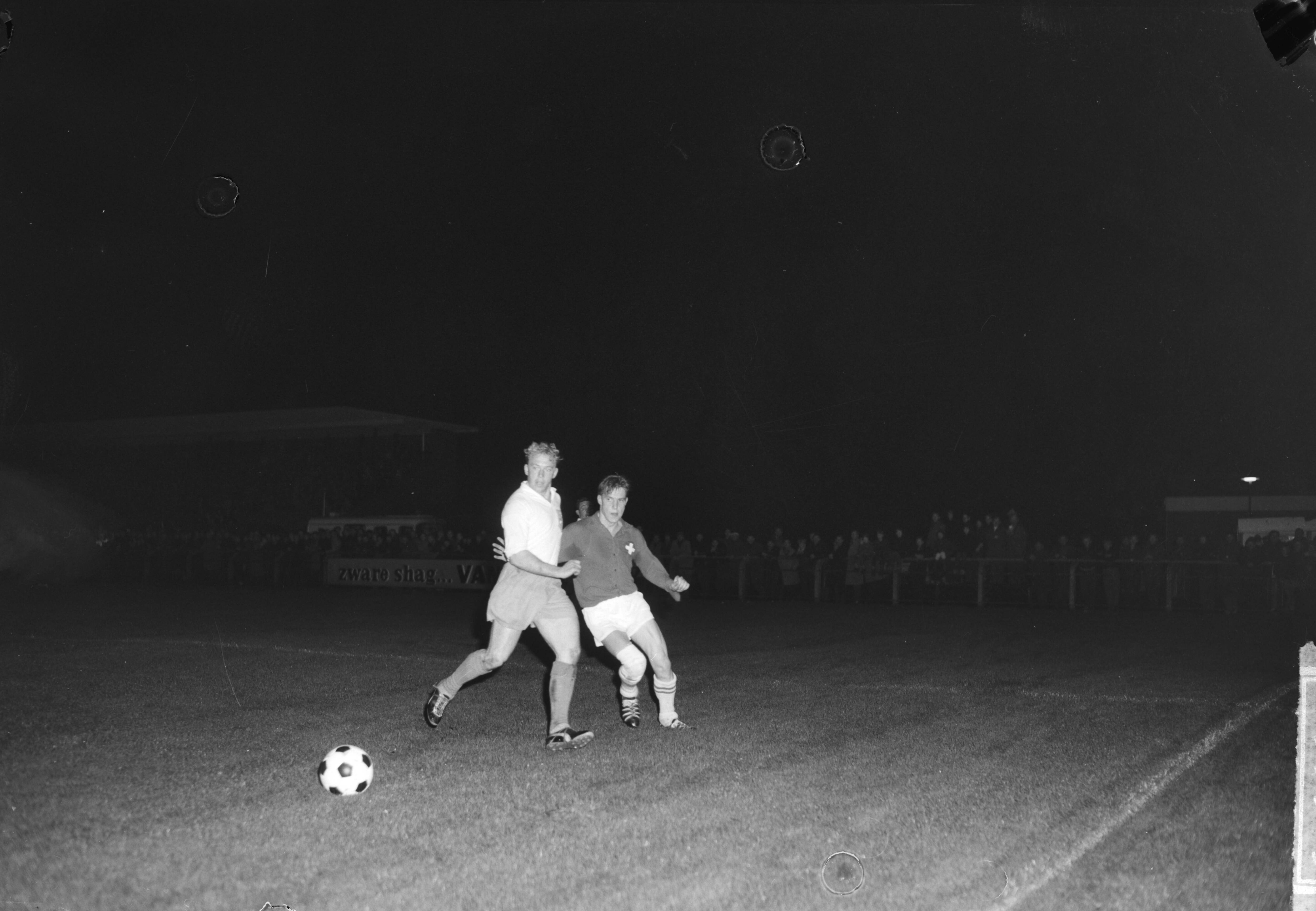 Fotocollectie Anefo — Voetbal. Nederland (zaterdagmiddagamateurs) tegen Zwitserland 4-3. Spelmoment, Korving en een Zwitserse speler — Foto: Bilsen, Joop van / Anefo. Licentie: Set B: Rechtenvrij / Publiek Domein. Bron: Nationaal Archief. http://hdl.handle.net/10648/aa480410-d0b4-102d-bcf8-003048976d84