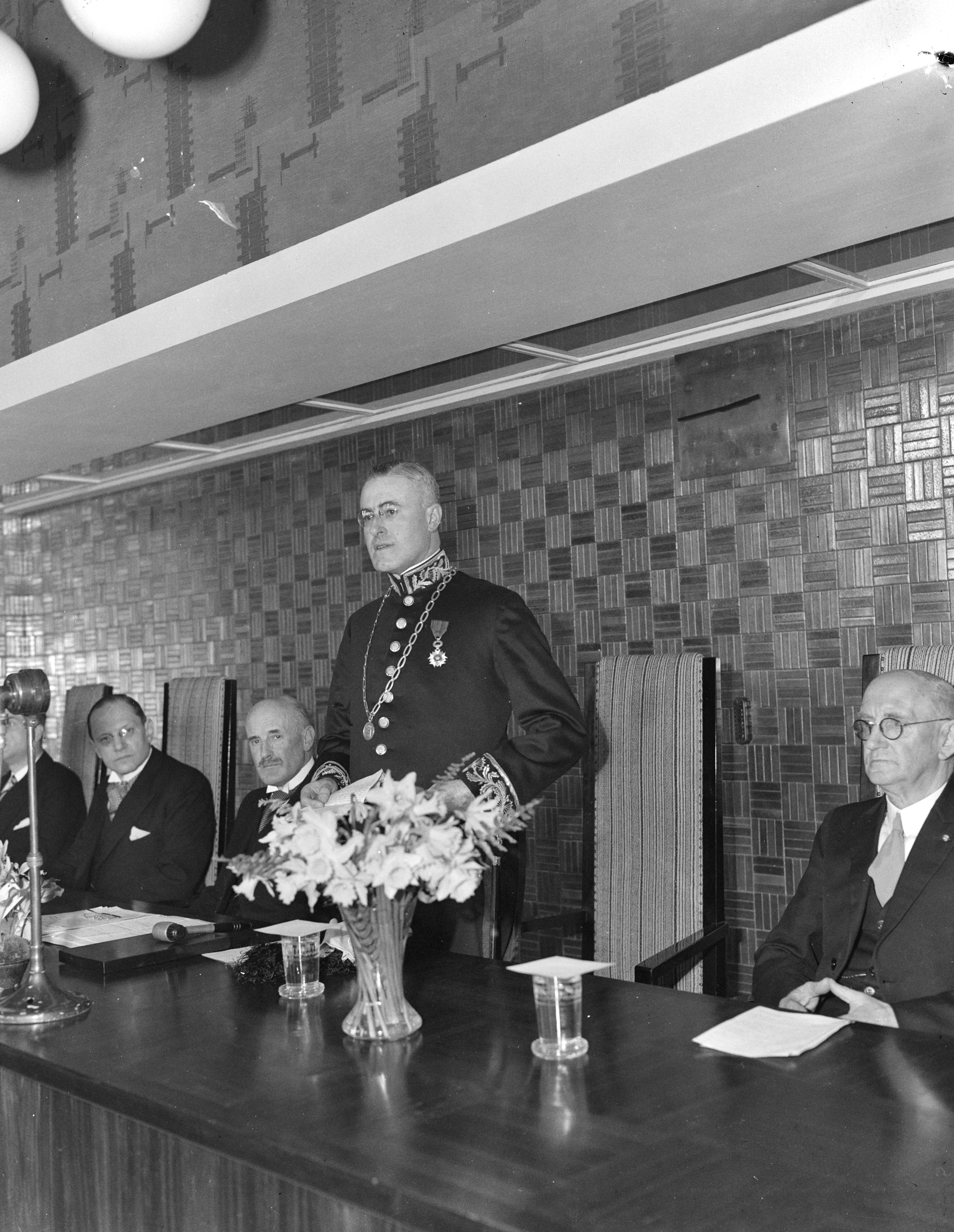 Fotocollectie Anefo — Burgemeester van Hilversum Mr.-van Hellenberg Hubarg — Foto: Raucamp, Koos / Anefo. Licentie: Set B: Rechtenvrij / Publiek Domein. Bron: Nationaal Archief. http://hdl.handle.net/10648/a89b5324-d0b4-102d-bcf8-003048976d84