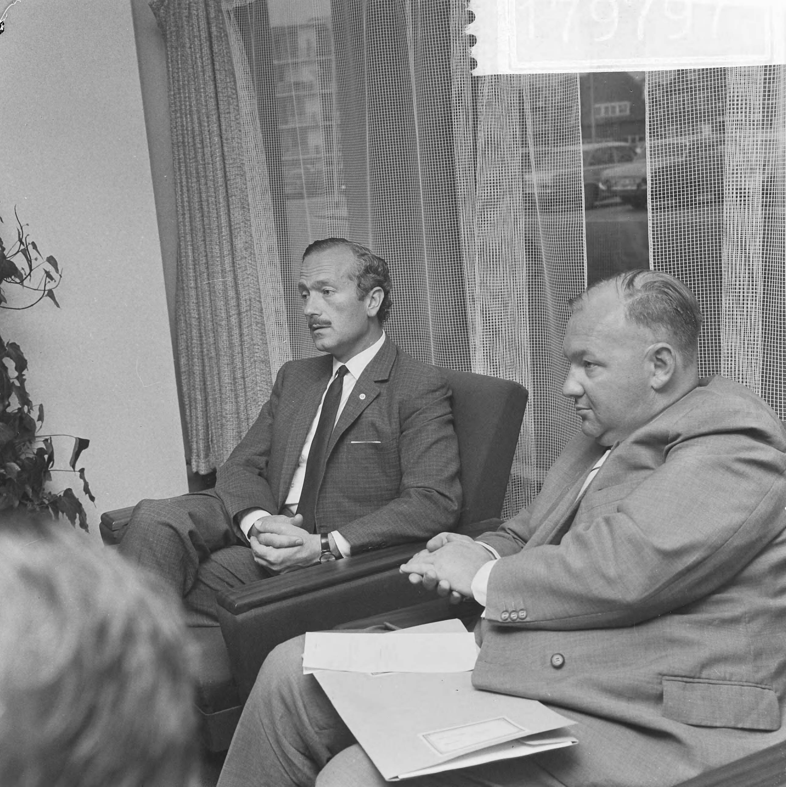 Fotocollectie Anefo — Colin Chapman, de manager van [autocoureur] Jim Clark, die door de Zandvoortse politie was gearresteerd, is door de Officier van Justitie te Haarlem vrijgelaten, op voorwaarde dat hij op 20 juli zal verschijnen voor de politierechter. Na zijn vrijlating ging Chapman (links) naar het Bouwes Palace Hotel te Zandvoort waar hij enige persvertegenwoordigers te woord stond. Naast hem zijn advocaat mr. A.S. Groen — Foto: Evers, Joost / Anefo. Licentie: Set B: Rechtenvrij / Publiek Domein. Bron: Nationaal Archief. http://hdl.handle.net/10648/aab51b18-d0b4-102d-bcf8-003048976d84