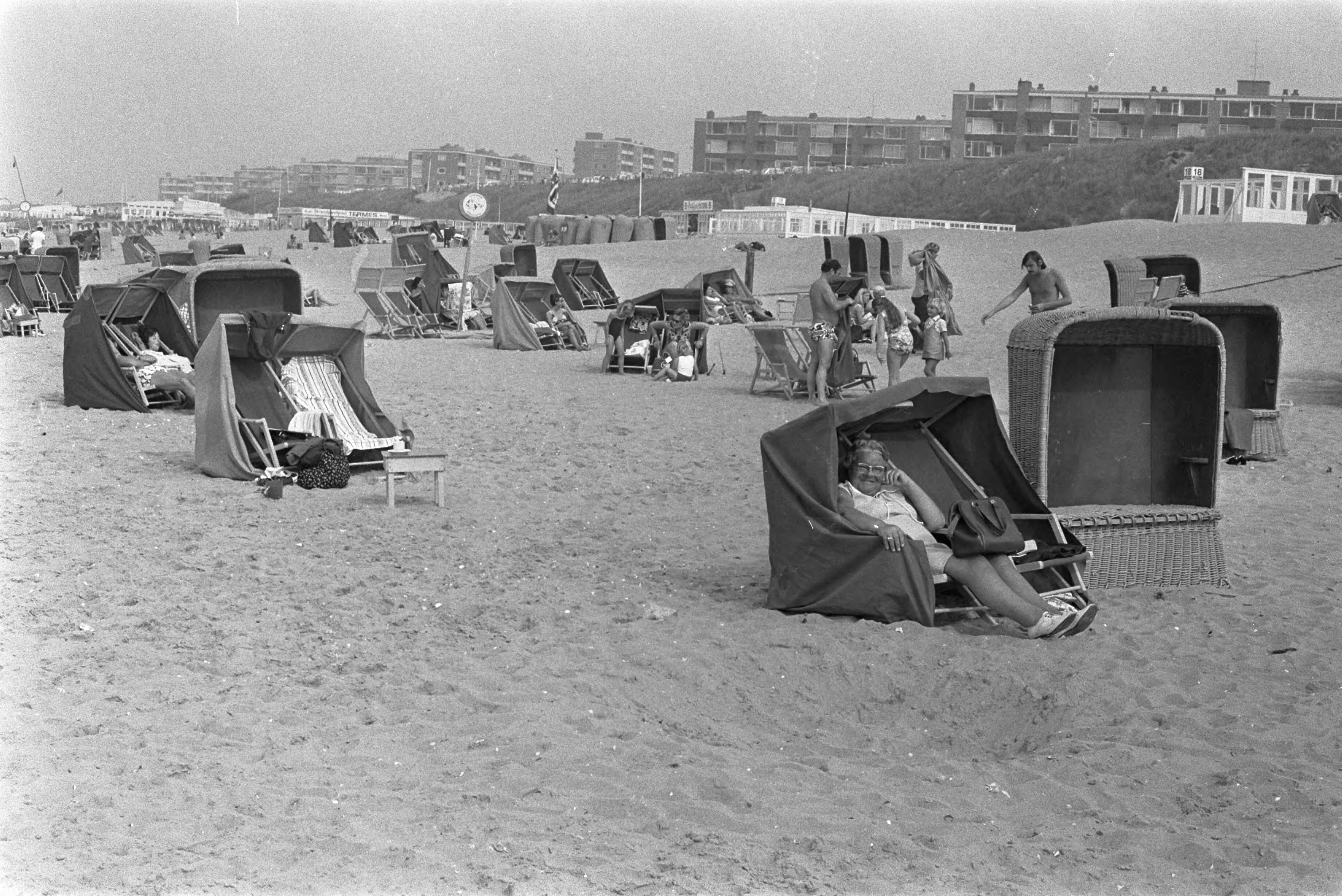Fotocollectie Anefo — Najaarszon op strand Zandvoort — Foto: Punt, W. / Anefo. Licentie: Set B: Rechtenvrij / Publiek Domein. Bron: Nationaal Archief. http://hdl.handle.net/10648/abcfe898-d0b4-102d-bcf8-003048976d84