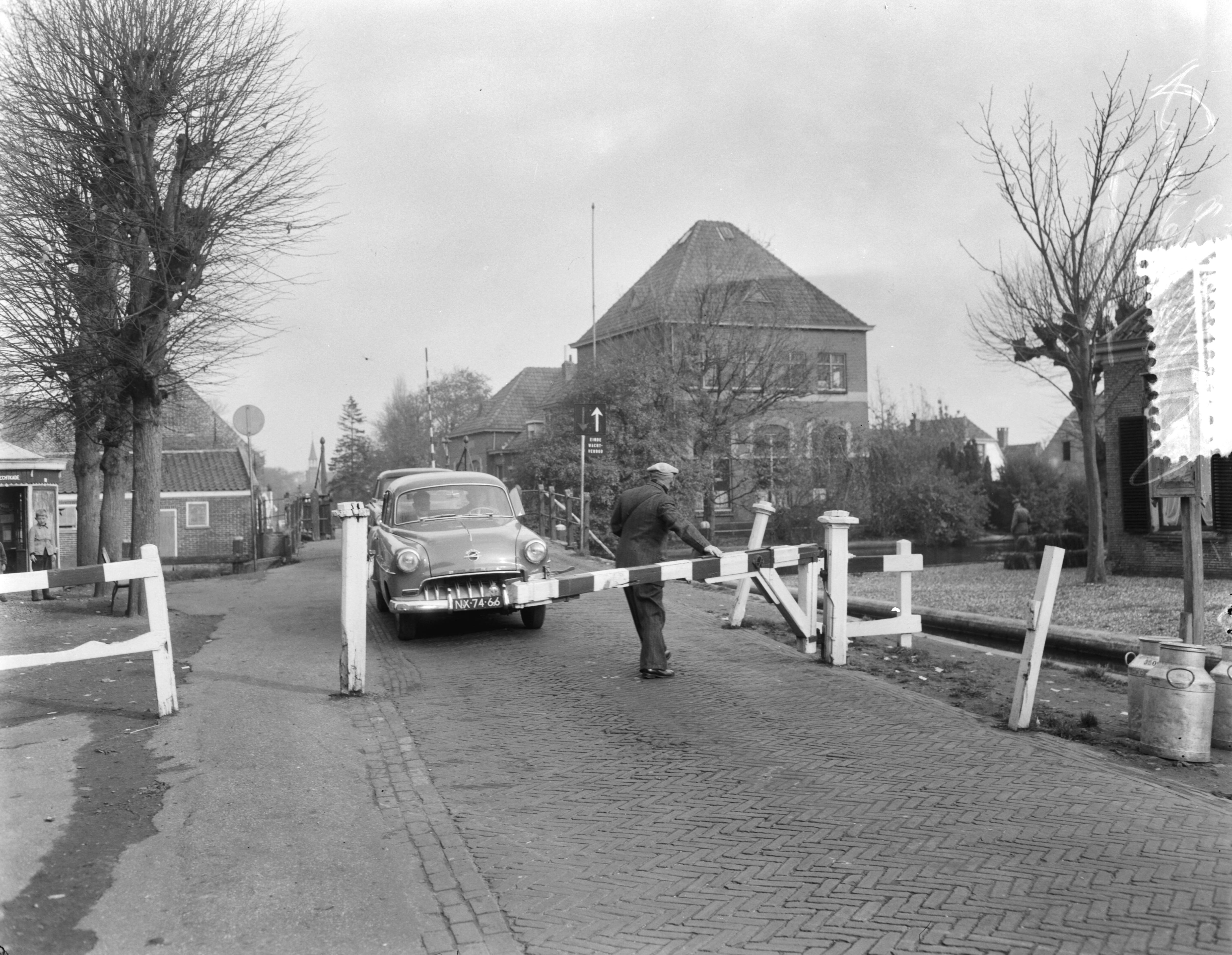 Fotocollectie Anefo — Opheffing tol Leimuiden — Foto: Duinen, G.W. van / Anefo. Licentie: Set B: Rechtenvrij / Publiek Domein. Bron: Nationaal Archief. http://hdl.handle.net/10648/a9164958-d0b4-102d-bcf8-003048976d84