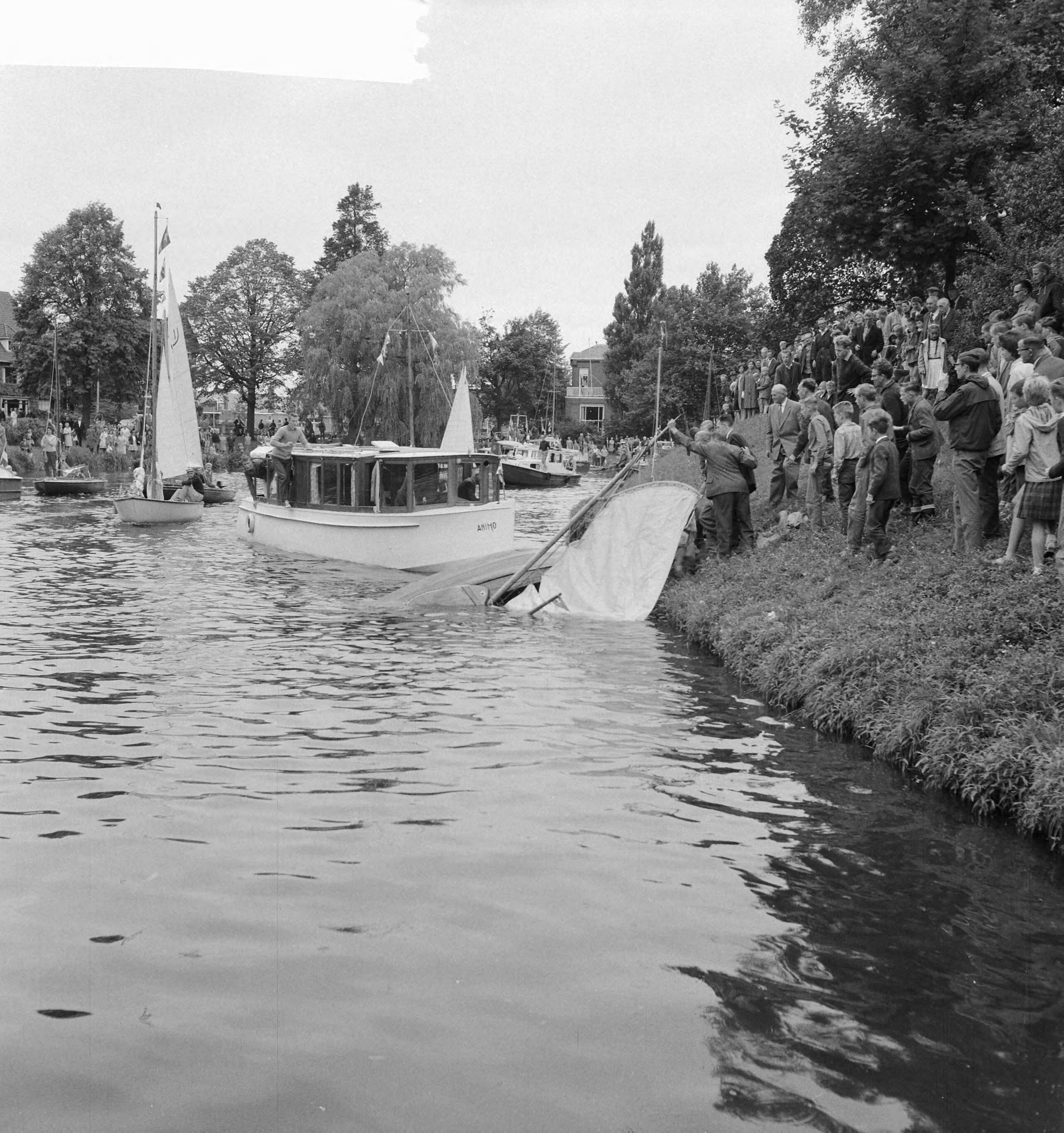 Fotocollectie Anefo — Elfstedentocht per zeilboot. Start vanuit Leeuwarden. Omgeslagen zeilboot — Foto: Koch, Eric / Anefo. Licentie: Set B: Rechtenvrij / Publiek Domein. Bron: Nationaal Archief. http://hdl.handle.net/10648/a9dd5c50-d0b4-102d-bcf8-003048976d84