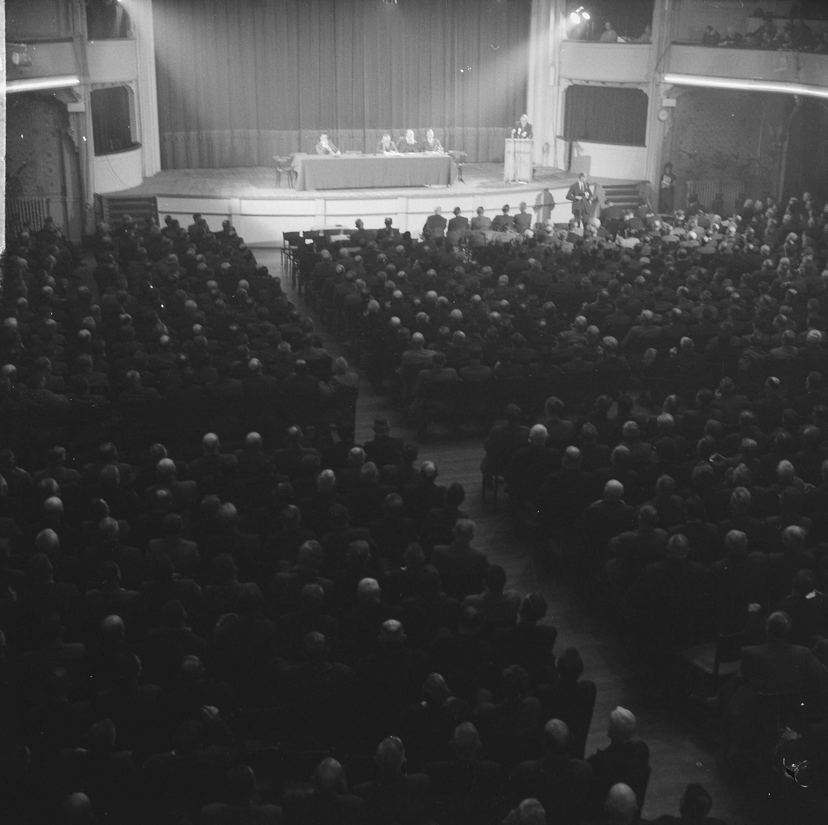 Fotocollectie Anefo — 5000 Boeren uit heel het land hebben in Den Haag tegen het landbouwbeleid gedemonstreerd. Overzicht van de Haagse Dierentuin waar ruim 1500 boeren luisterden naar de toespraken — Foto: Koch, Eric / Anefo. Licentie: Set B: Rechtenvrij / Publiek Domein. Bron: Nationaal Archief. http://hdl.handle.net/10648/aa1f5060-d0b4-102d-bcf8-003048976d84