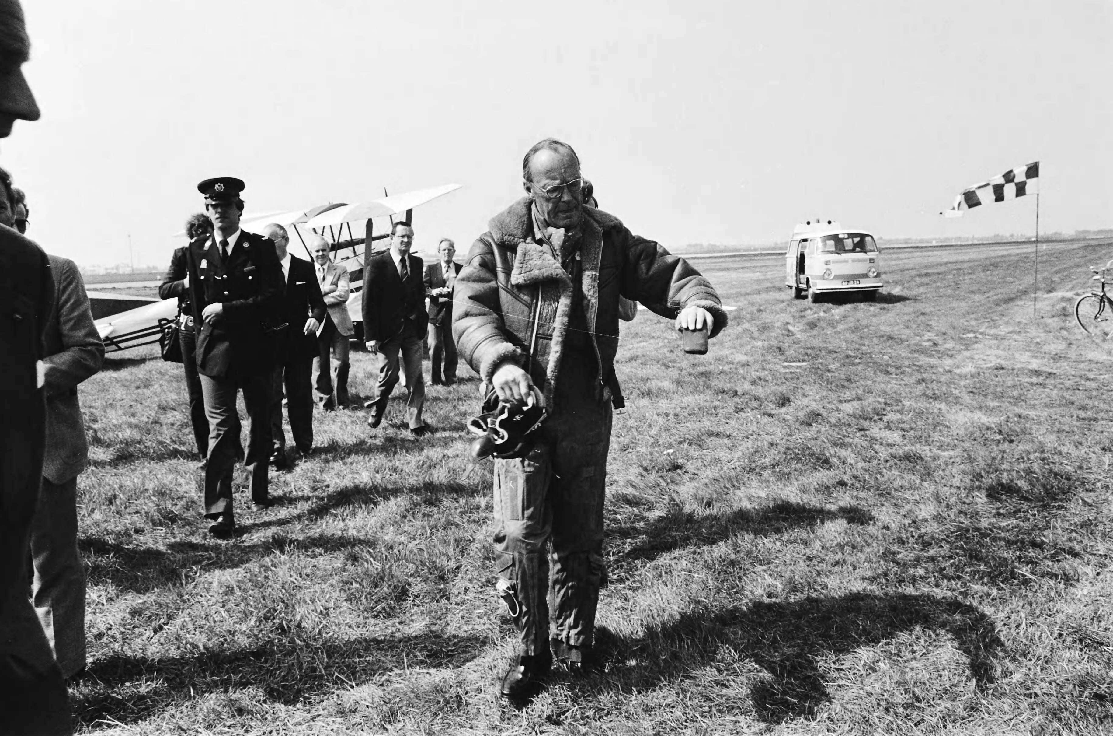 Fotocollectie Anefo — Ten gevolge van 60 jarig bestaan van Schiphol vloog Prins Bernhard in kledij uit de 20er jaren in Tiger Moth — Foto: Pereira, Fernando / Anefo. Licentie: Set B: Rechtenvrij / Publiek Domein. Bron: Nationaal Archief. http://hdl.handle.net/10648/ace07a40-d0b4-102d-bcf8-003048976d84