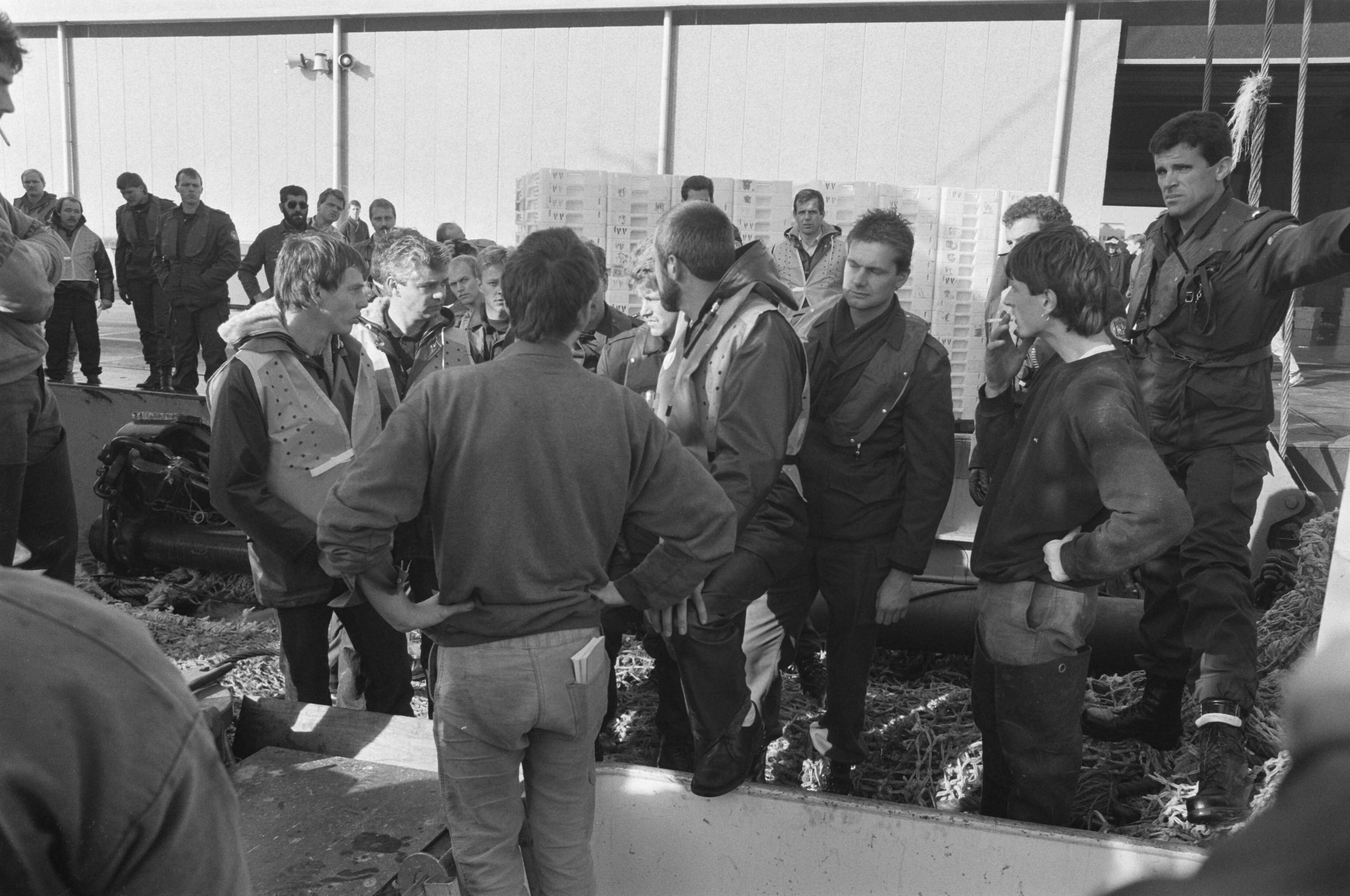 Fotocollectie Anefo — Enige honderden leden Mobiele Eenheid assisteren controleurs AID bij aanvoer visvangsten in Vlissingen — Foto: Croes, Rob C. / Anefo. Licentie: Set B: Rechtenvrij / Publiek Domein. Bron: Nationaal Archief. http://hdl.handle.net/10648/ad6df9c4-d0b4-102d-bcf8-003048976d84