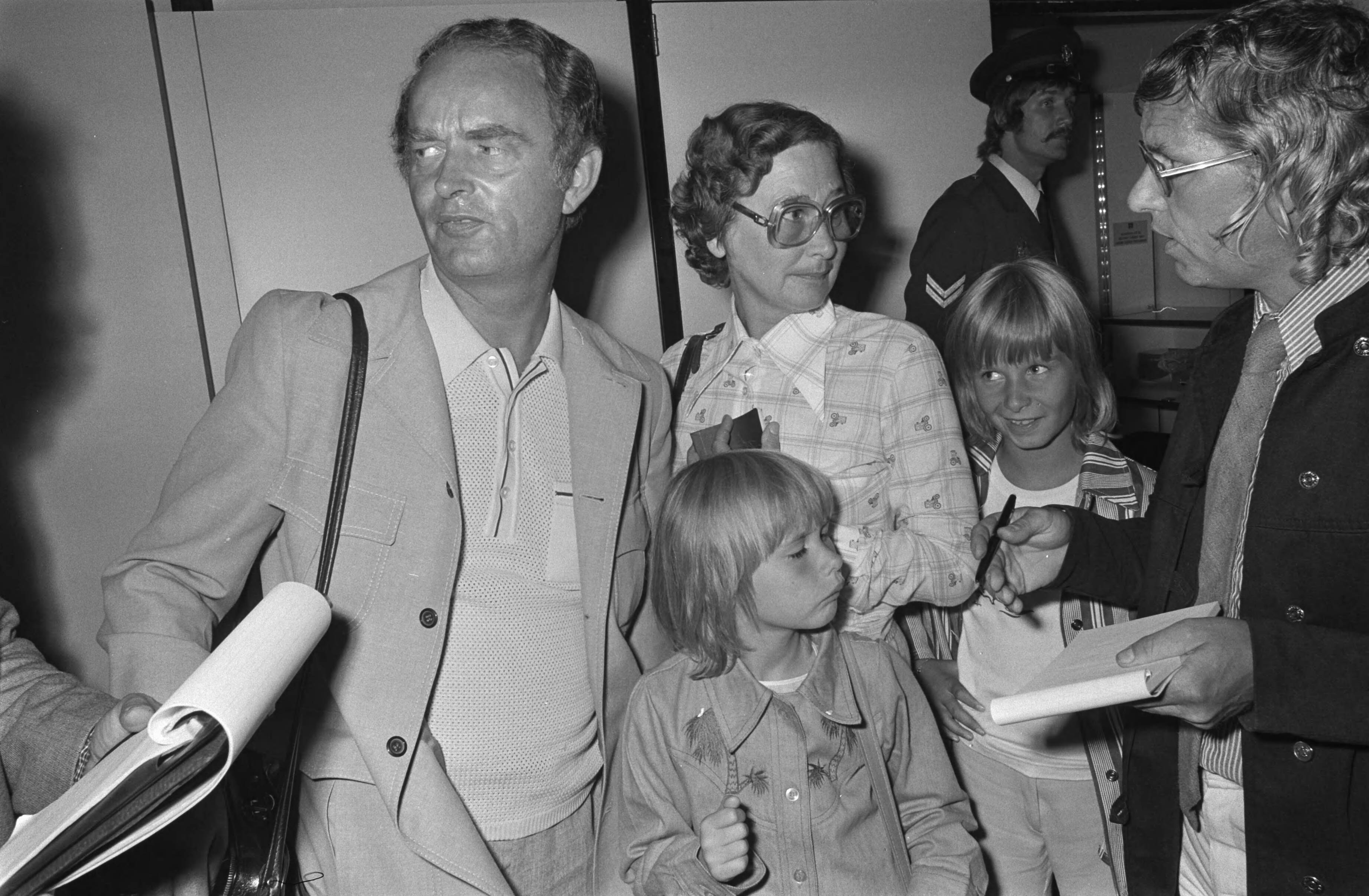 Fotocollectie Anefo — Groep Nederlandse toeristen terug uit Cyprus op Schiphol; de familie Van Olffen uit Maastricht na aankomst — Foto: Verhoeff, Bert / Anefo. Licentie: Set B: Rechtenvrij / Publiek Domein. Bron: Nationaal Archief. http://hdl.handle.net/10648/ac50c4b8-d0b4-102d-bcf8-003048976d84