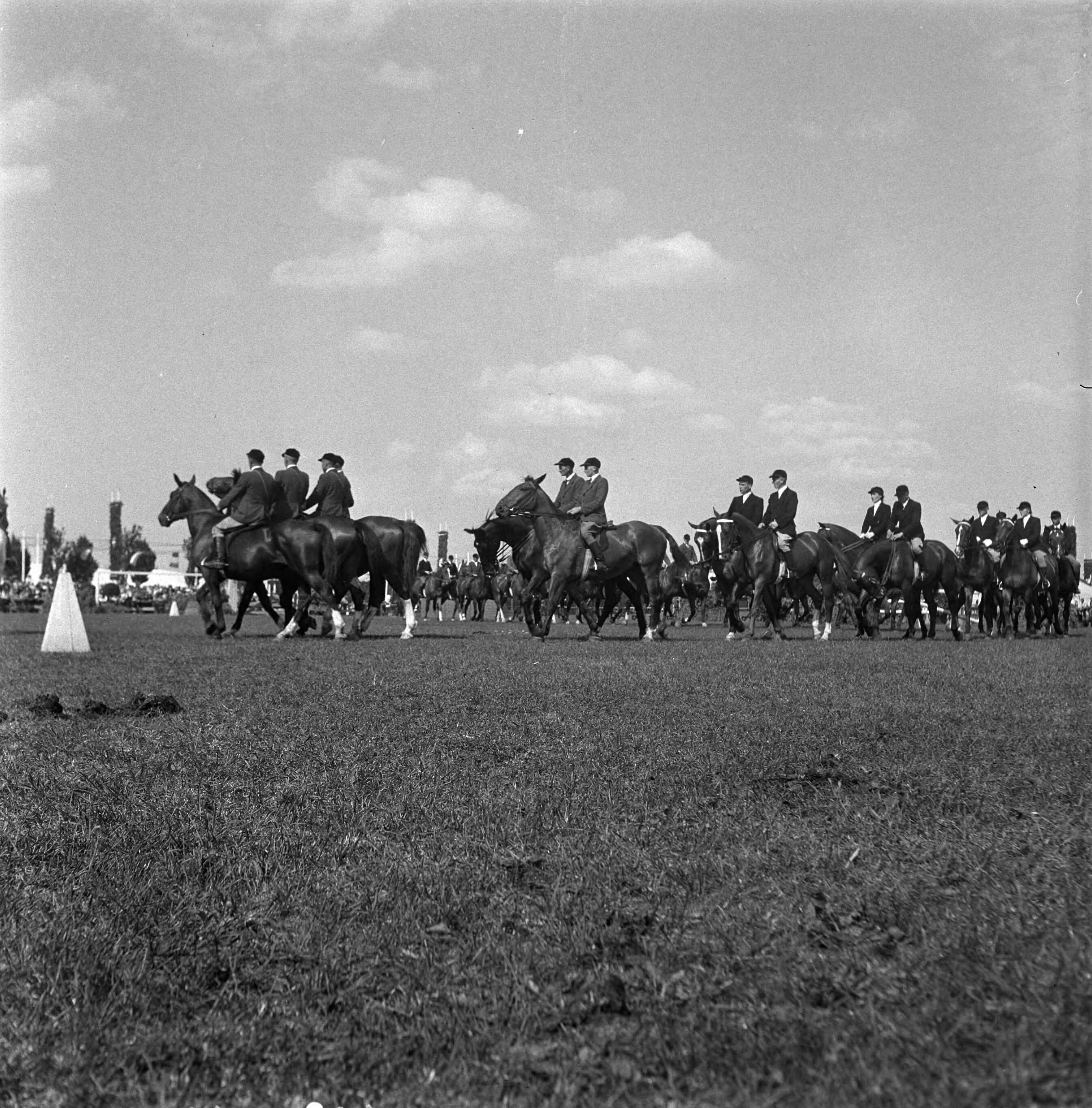 Fotocollectie Anefo — Internationaal Concours Hippique Zwolle — Foto: Wisman, Bram / Anefo. Licentie: Set B: Rechtenvrij / Publiek Domein. Bron: Nationaal Archief. http://hdl.handle.net/10648/a8ab80aa-d0b4-102d-bcf8-003048976d84