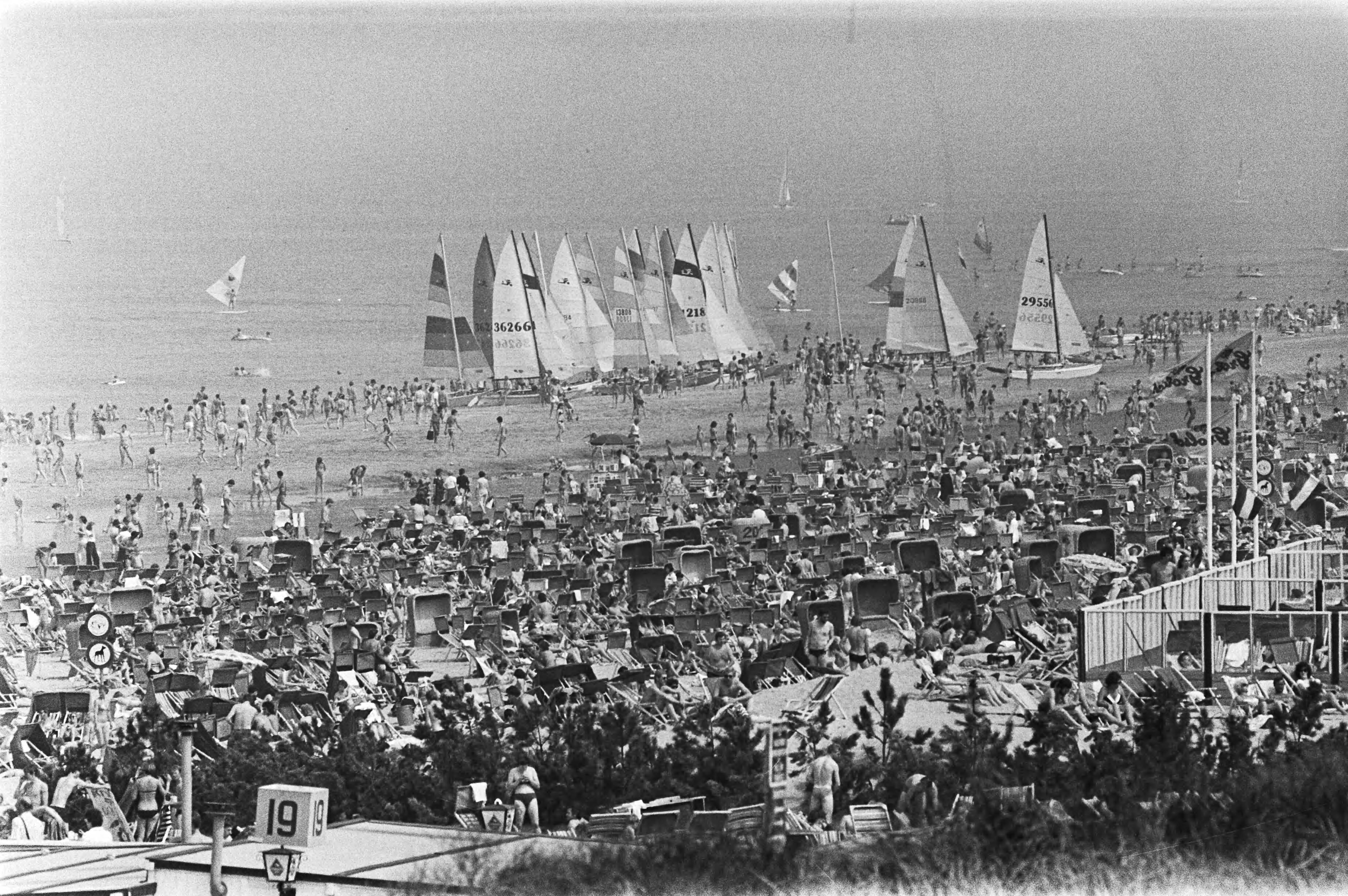 Fotocollectie Anefo — Stranddrukte Zandvoort — Foto: Suyk, Koen / Anefo. Licentie: Set B: Rechtenvrij / Publiek Domein. Bron: Nationaal Archief. http://hdl.handle.net/10648/acb5372c-d0b4-102d-bcf8-003048976d84