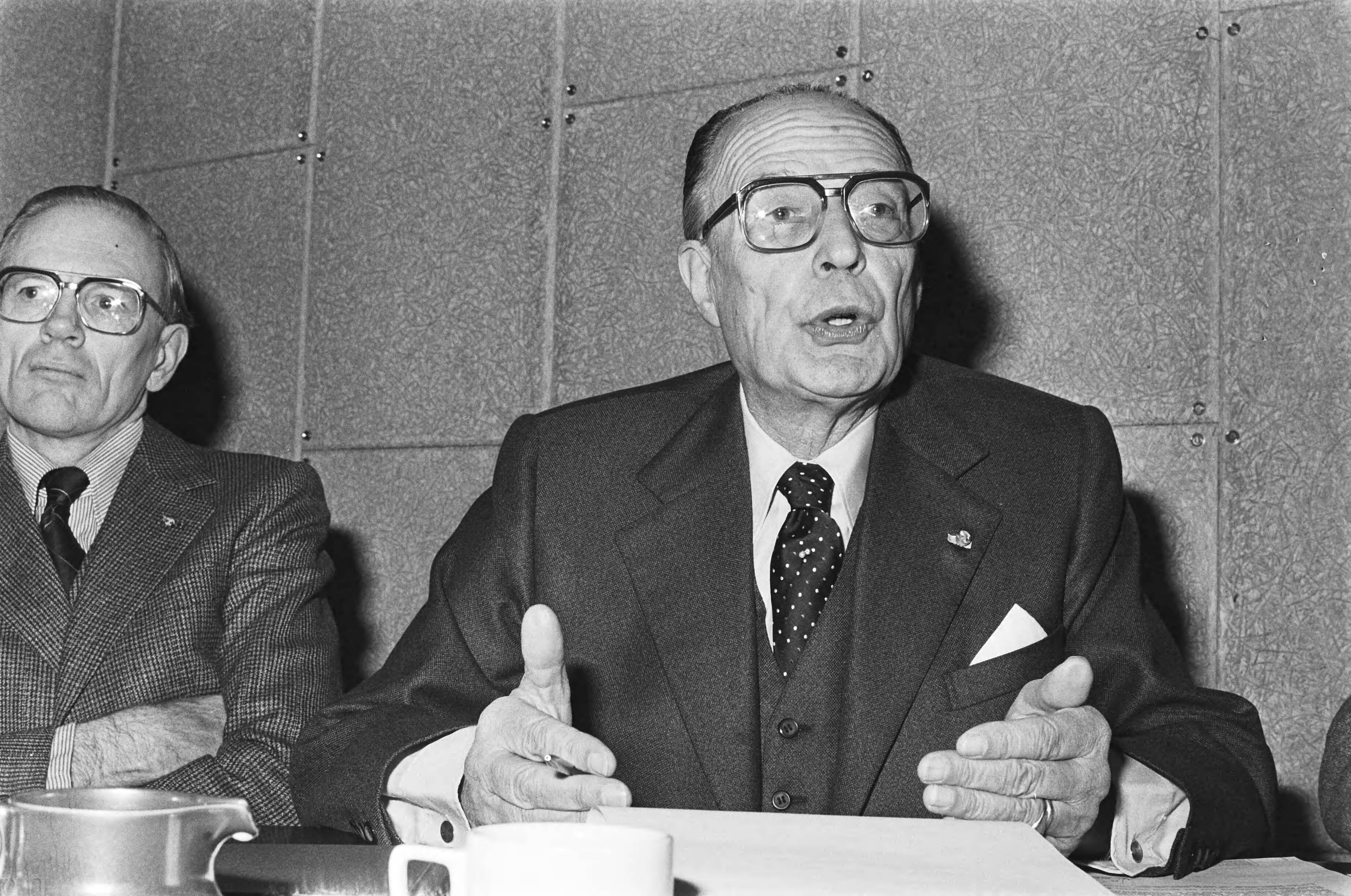 Fotocollectie Anefo — Persconferentie "inflatieneutrale belastingheffing in Den Haag ; nr. 8, 9 prof. mr. H. J. Hofstra, nr. 10, 11 A. Nooteboom — Foto: Peters, Hans / Anefo. Licentie: Set B: Rechtenvrij / Publiek Domein. Bron: Nationaal Archief. http://hdl.handle.net/10648/acaccfb0-d0b4-102d-bcf8-003048976d84