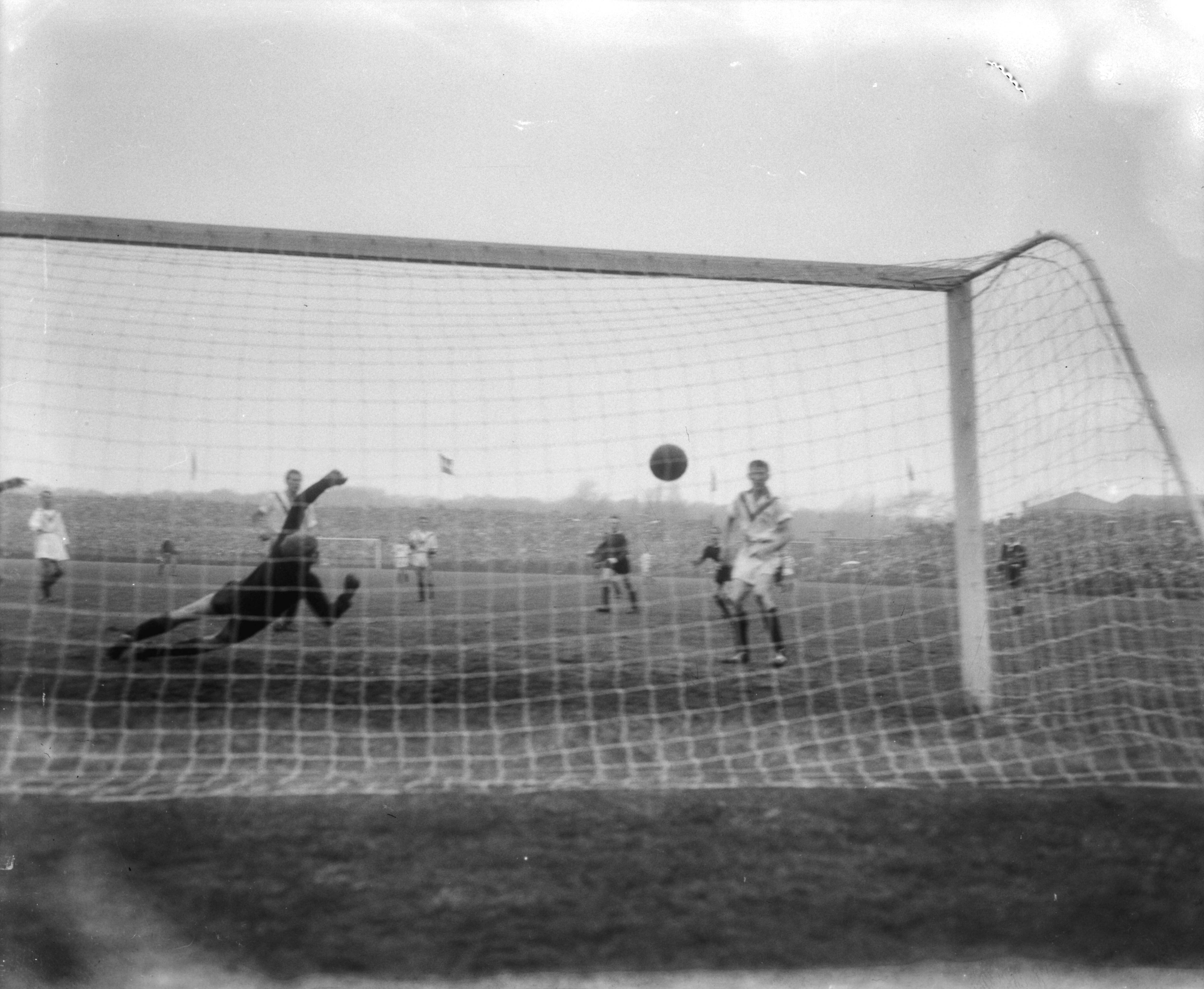 Fotocollectie Anefo — Voetbal. SHS tegen Rapid JC 0-1. Spelmoment, doelpunt Rapid JC — Foto: Pot, Harry / Anefo. Licentie: Set B: Rechtenvrij / Publiek Domein. Bron: Nationaal Archief. http://hdl.handle.net/10648/a98ae1be-d0b4-102d-bcf8-003048976d84