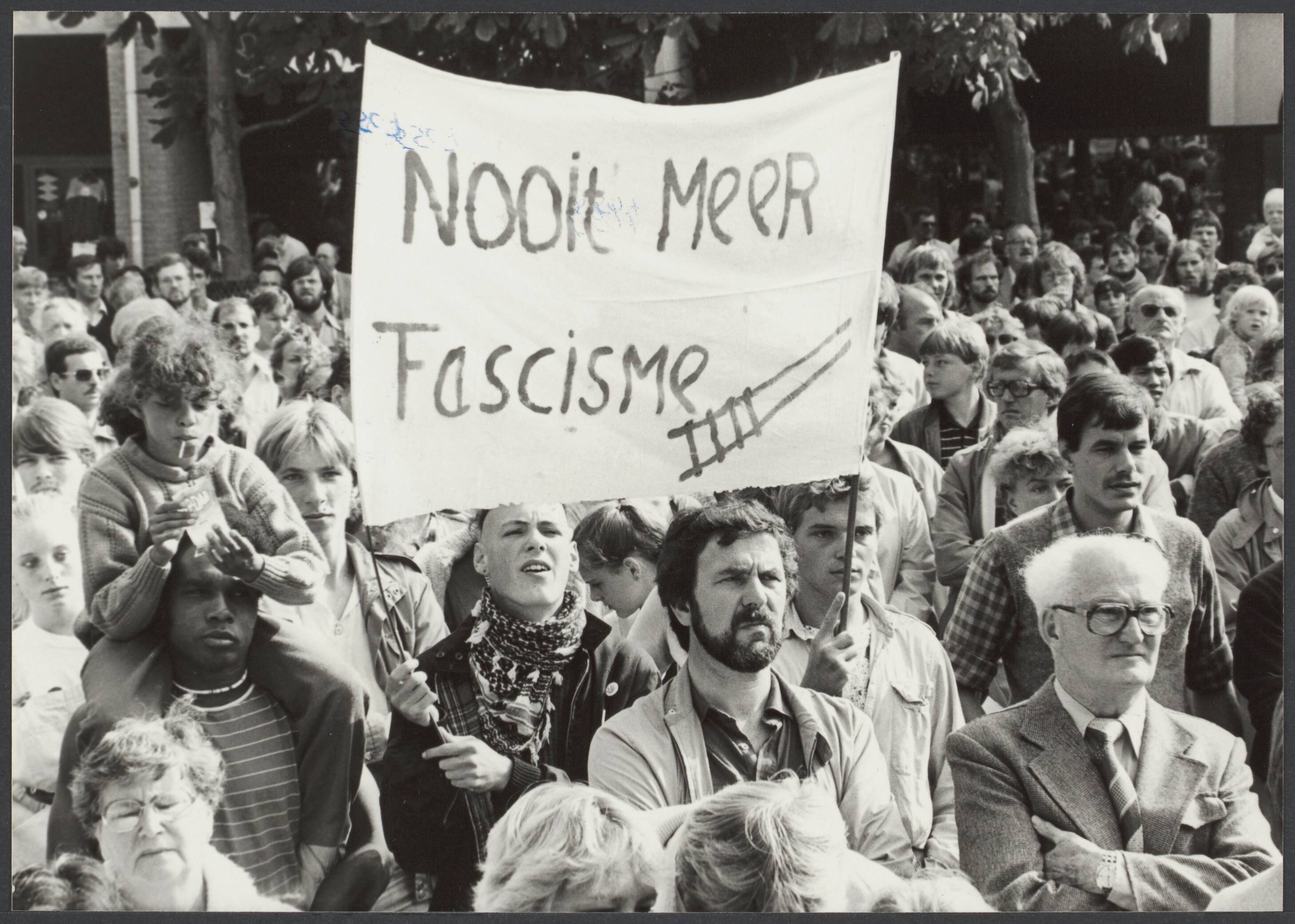 C.P. (Centrum Partij). niet te verwarren met C.P.'86, ook Janmaat bij CP. — In Almere werd een manifestatie gehouden uit protest tegen de komst van de Centrumpartij in de gemeenteraad aldaar — Foto: Antonisse, Marcel / Anefo (1). Licentie: Set B: Rechtenvrij / Publiek Domein. Bron: Nationaal Archief. http://hdl.handle.net/10648/d9bc0dc0-935f-818b-b897-a74743e84ae4