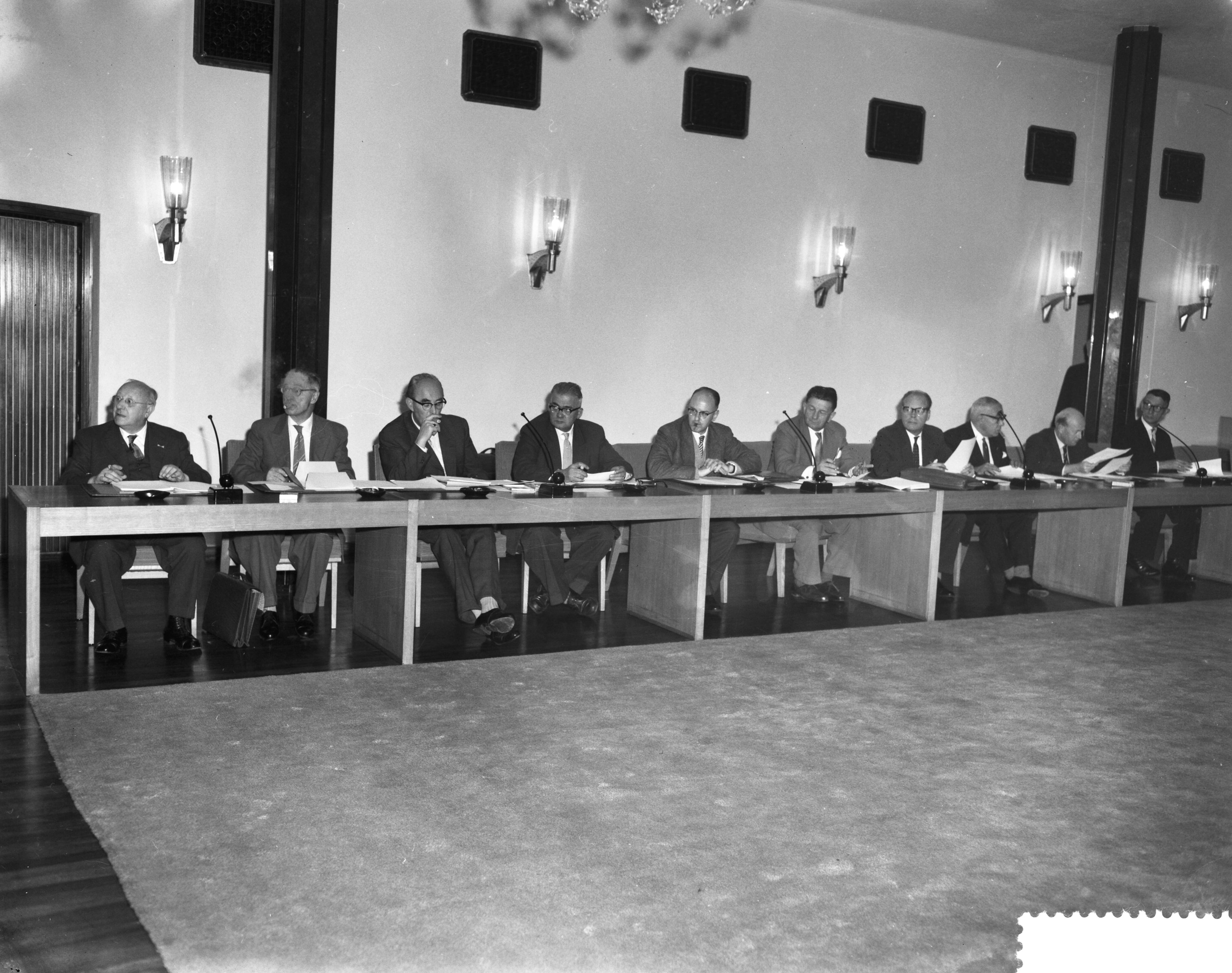 Fotocollectie Anefo — Openbare vergadering van het hoofdbedrijfschap Ambachten in het SER-gebouw te Den Haag — Foto: Behrens, Herbert F. / Anefo. Licentie: Set B: Rechtenvrij / Publiek Domein. Bron: Nationaal Archief. http://hdl.handle.net/10648/a9a1c9a6-d0b4-102d-bcf8-003048976d84