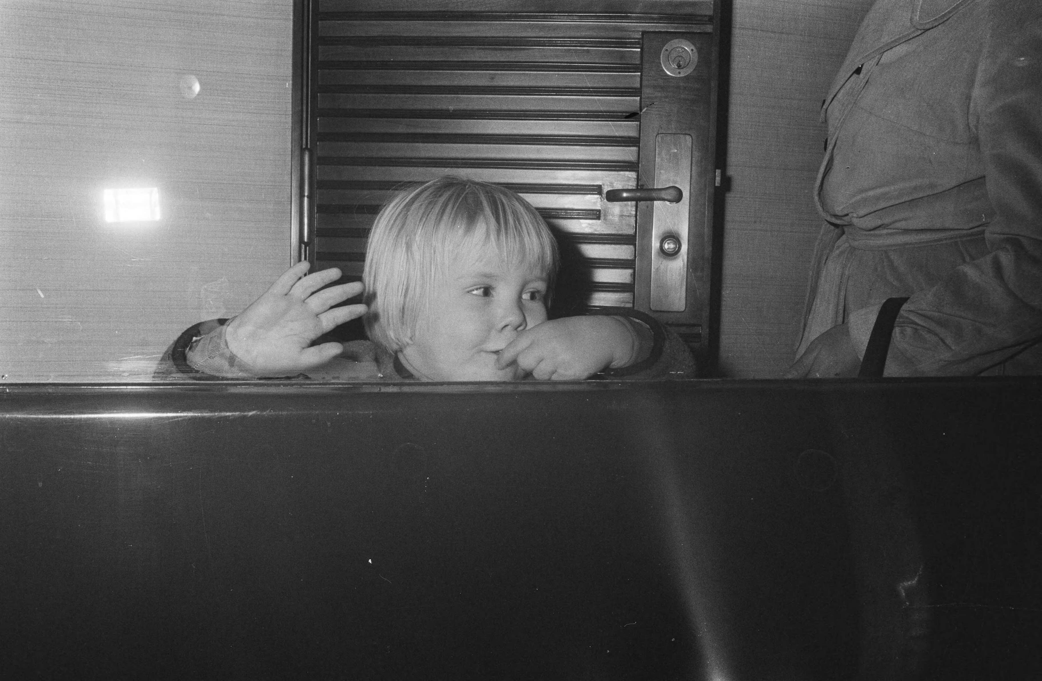 Fotocollectie Anefo — Koninklijke Familie vertrekt per trein naar Lech voor wintervakantie, vanaf Baarn; Prins Willem Alexander zwaait — Foto: Verhoeff, Bert / Anefo. Licentie: Set B: Rechtenvrij / Publiek Domein. Bron: Nationaal Archief. http://hdl.handle.net/10648/abb578c8-d0b4-102d-bcf8-003048976d84