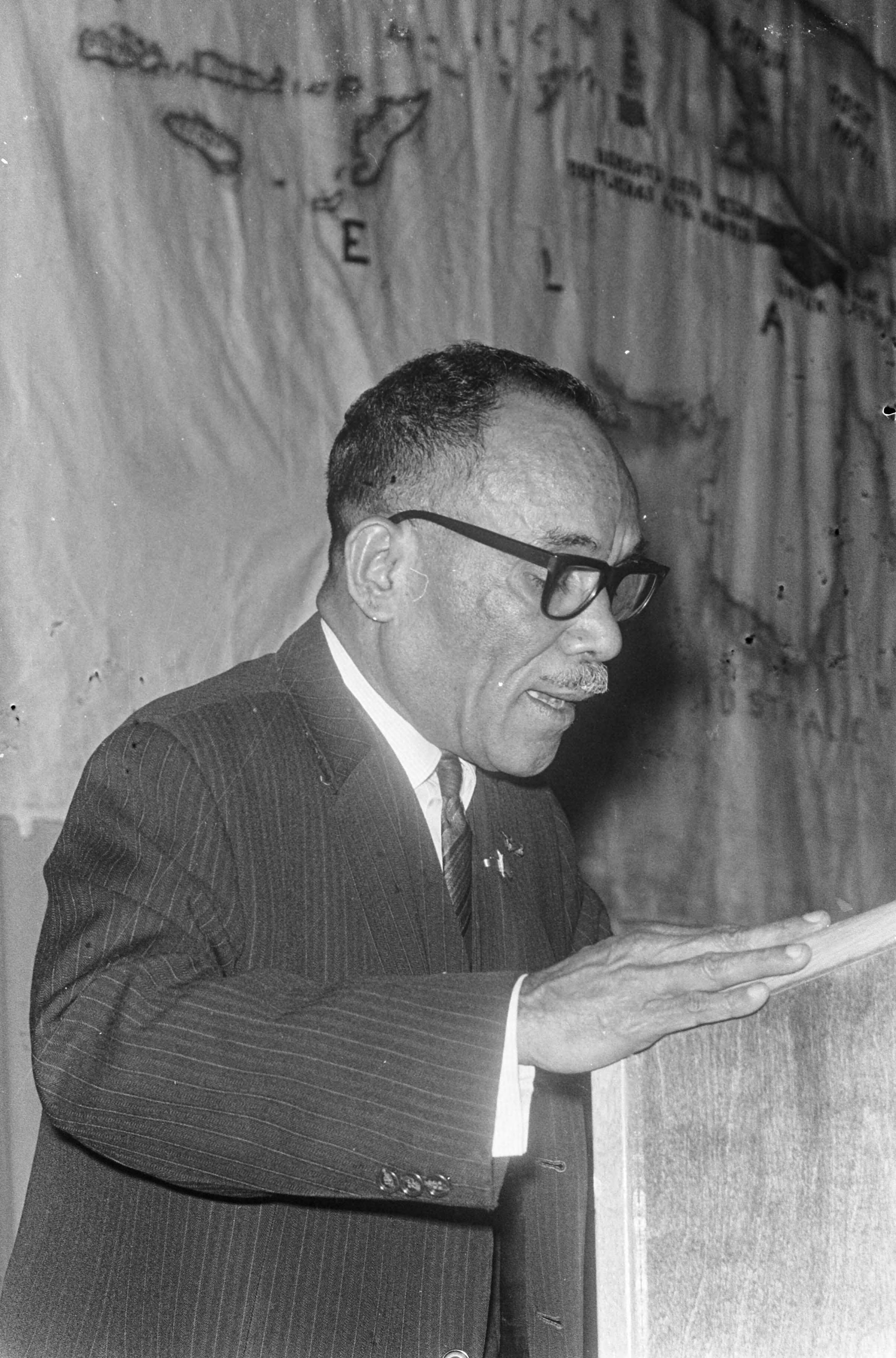 Fotocollectie Anefo — Jaarvergadering Papoeas in Scheveningen, president papoea M.W. Kaisiepo tijdens rede — Foto: Koch, Eric / Anefo. Licentie: Set B: Rechtenvrij / Publiek Domein. Bron: Nationaal Archief. http://hdl.handle.net/10648/ab0dd7c6-d0b4-102d-bcf8-003048976d84
