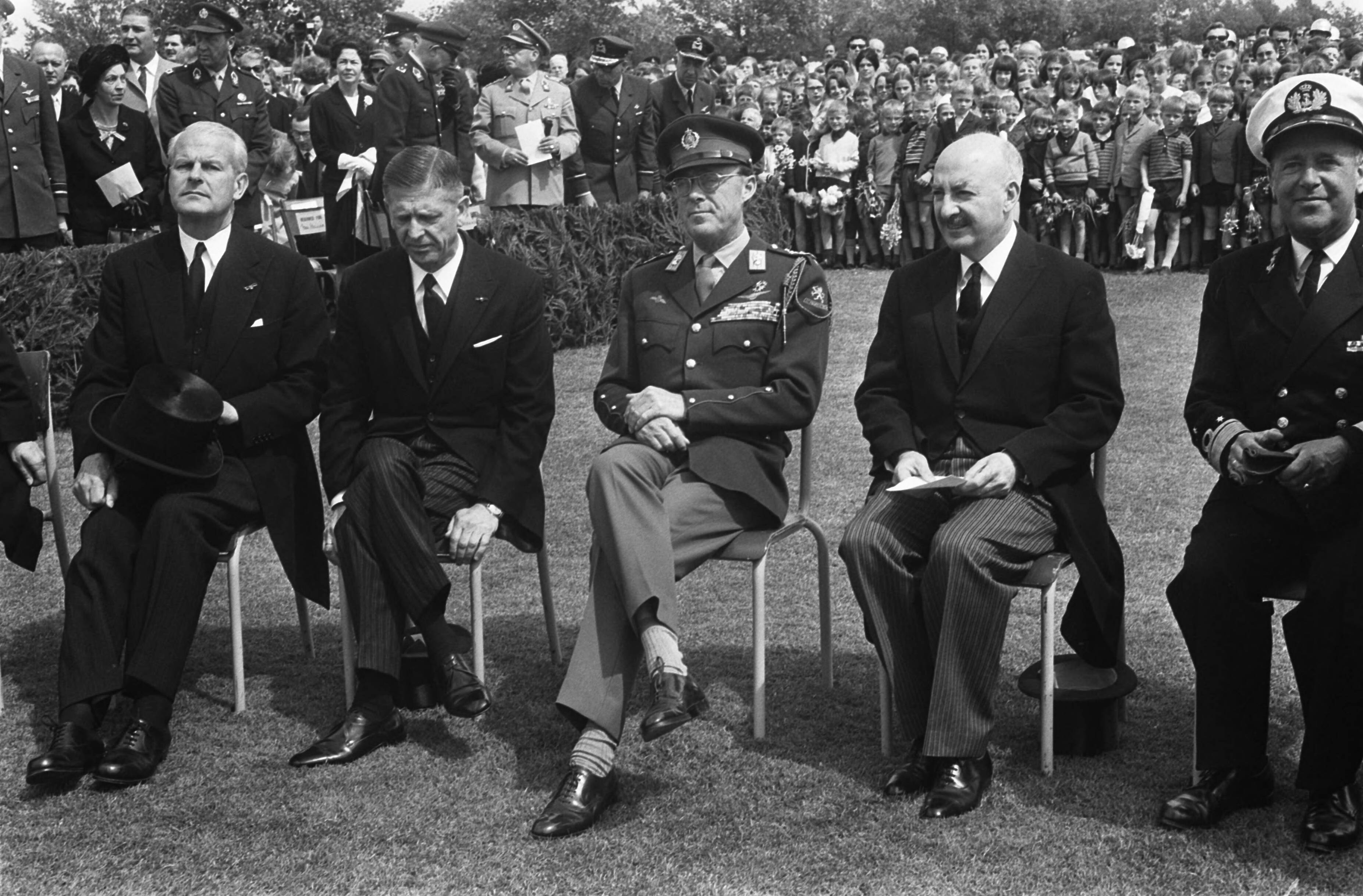 Fotocollectie Anefo — Memorial Day op Margratens erebegraafplaats v.l.n.r. Minister den Toom , Prins Bernhard , Amerikaanse ambassadeur W. Tyler — Foto: Koch, Eric / Anefo. Licentie: Set B: Rechtenvrij / Publiek Domein. Bron: Nationaal Archief. http://hdl.handle.net/10648/ab6c0b7a-d0b4-102d-bcf8-003048976d84