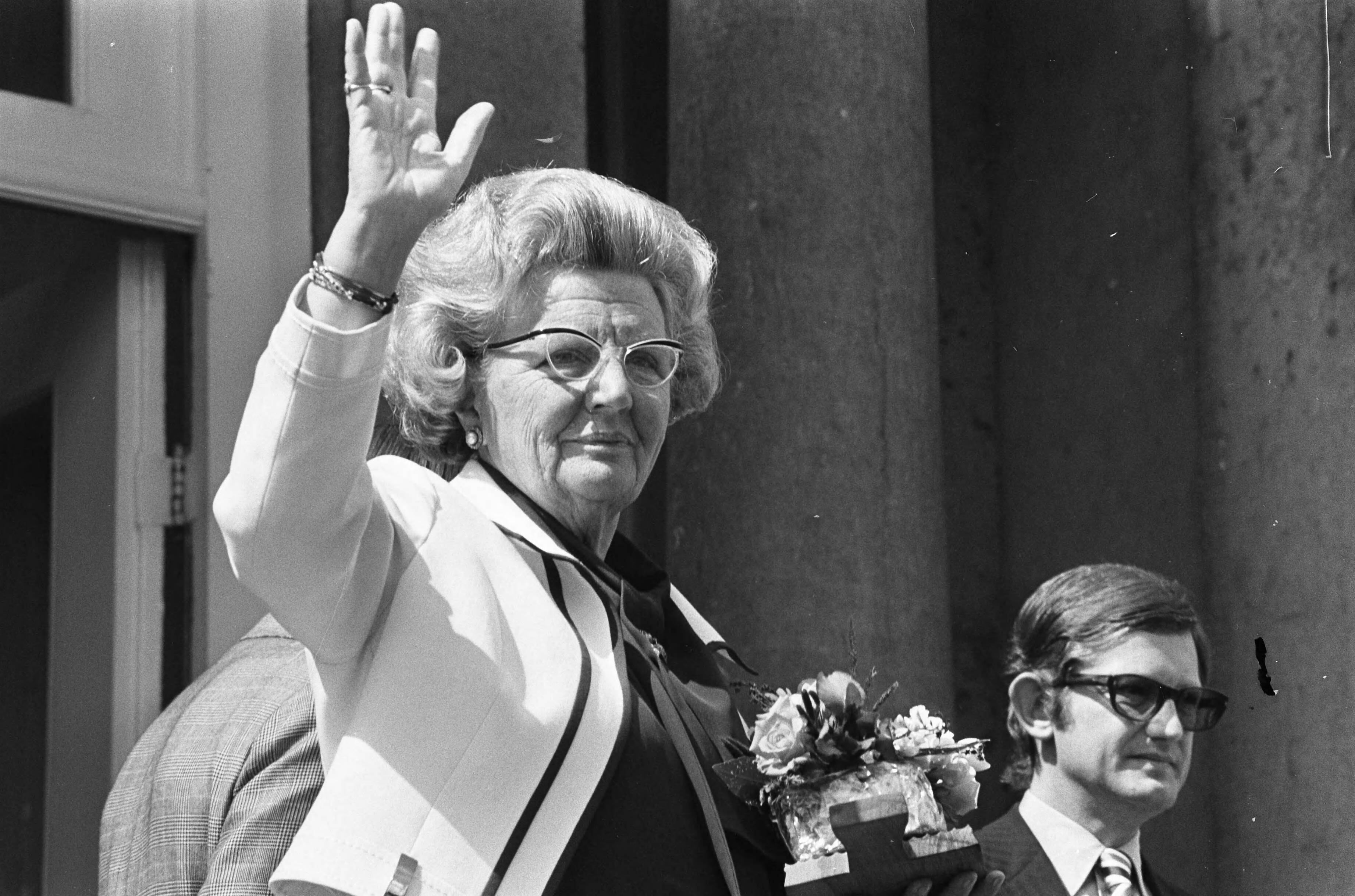 Defilé Paleis Soestdijk — Wuivende koningin Juliana op het bordes, rechts Pieter van Vollenhoven — Foto: Verhoeff, Bert / Anefo. Licentie: Set B: Rechtenvrij / Publiek Domein. Bron: Nationaal Archief. http://hdl.handle.net/10648/ac679d82-d0b4-102d-bcf8-003048976d84