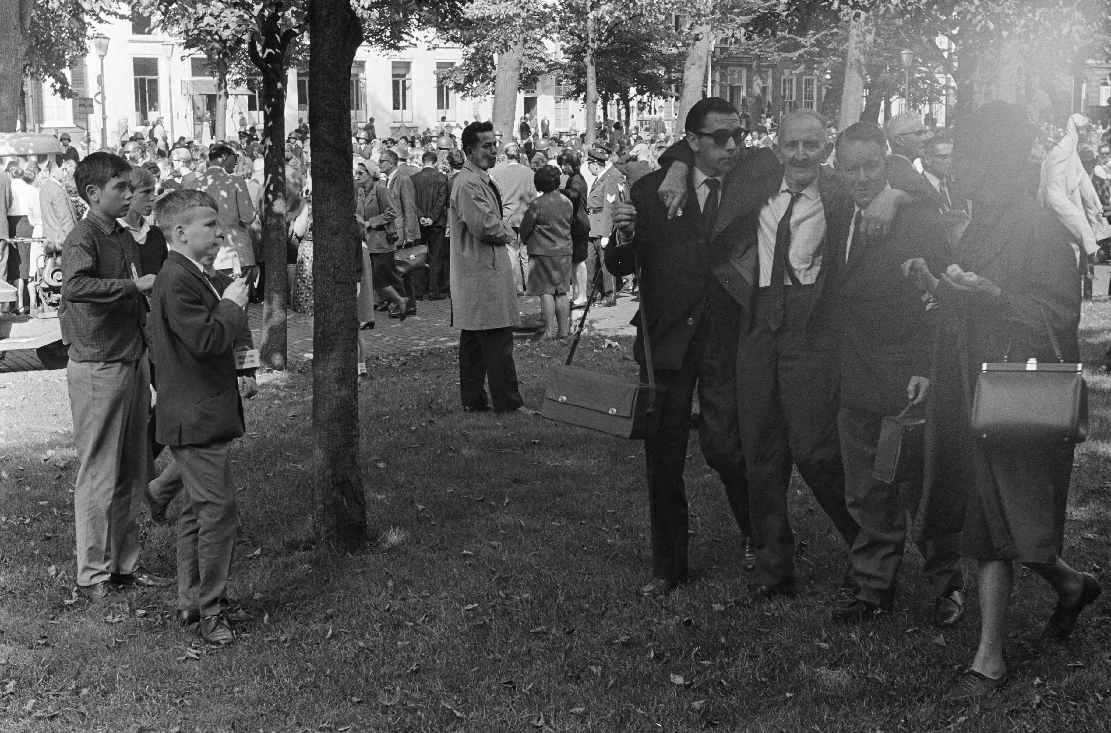 Protesterende Amsterdamse Provo's tijdens Prinsjesdag 1966 in Den Haag — Een gewonde omstander wordt afgevoerd — Foto: Fotograaf Onbekend / Anefo. Licentie: Set B: Rechtenvrij / Publiek Domein. Bron: Nationaal Archief. http://hdl.handle.net/10648/aafd43fc-d0b4-102d-bcf8-003048976d84