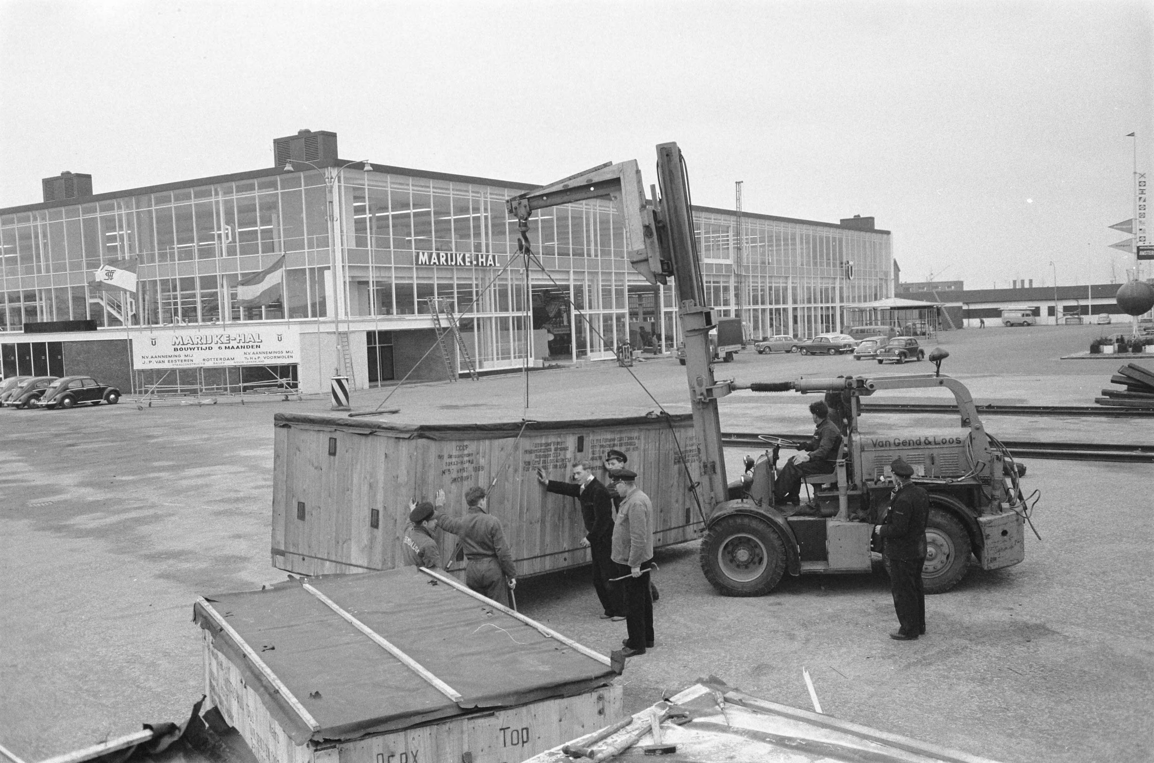Fotocollectie Anefo — De "Marijkehal" te Utrecht, die door prinses Marijke 14 maart aanstaande geopend zal worden. In de voorgrond enige kratten met Russische auto's — Foto: Pot, Harry / Anefo. Licentie: Set B: Rechtenvrij / Publiek Domein. Bron: Nationaal Archief. http://hdl.handle.net/10648/a9cb5d02-d0b4-102d-bcf8-003048976d84