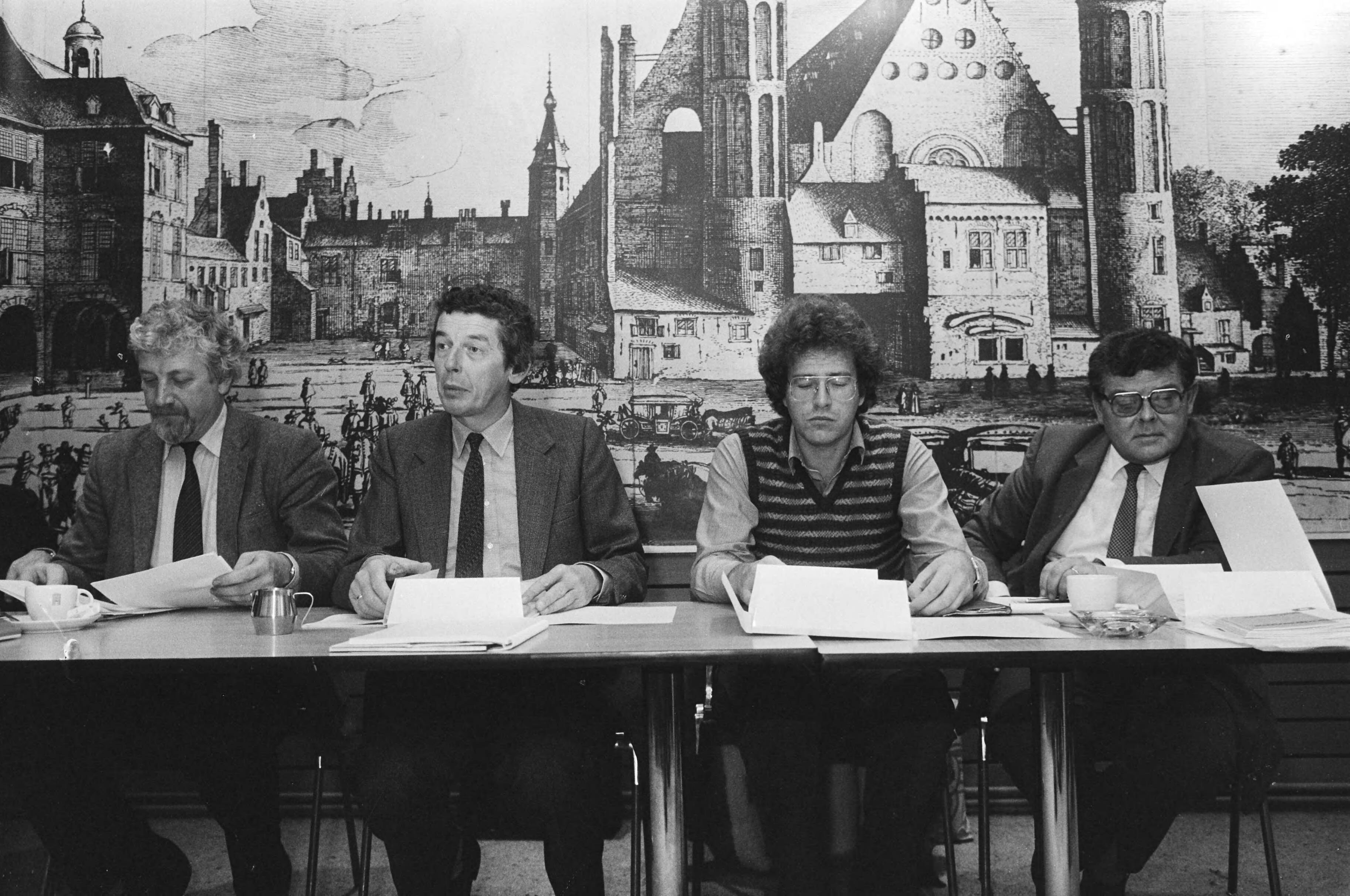 Persconferentie van de FNV — Voorzitter Kok in Nieuwspoort in Den Haag — Foto: Bogaerts, Rob / Anefo. Licentie: Set B: Rechtenvrij / Publiek Domein. Bron: Nationaal Archief. http://hdl.handle.net/10648/ad216ad2-d0b4-102d-bcf8-003048976d84