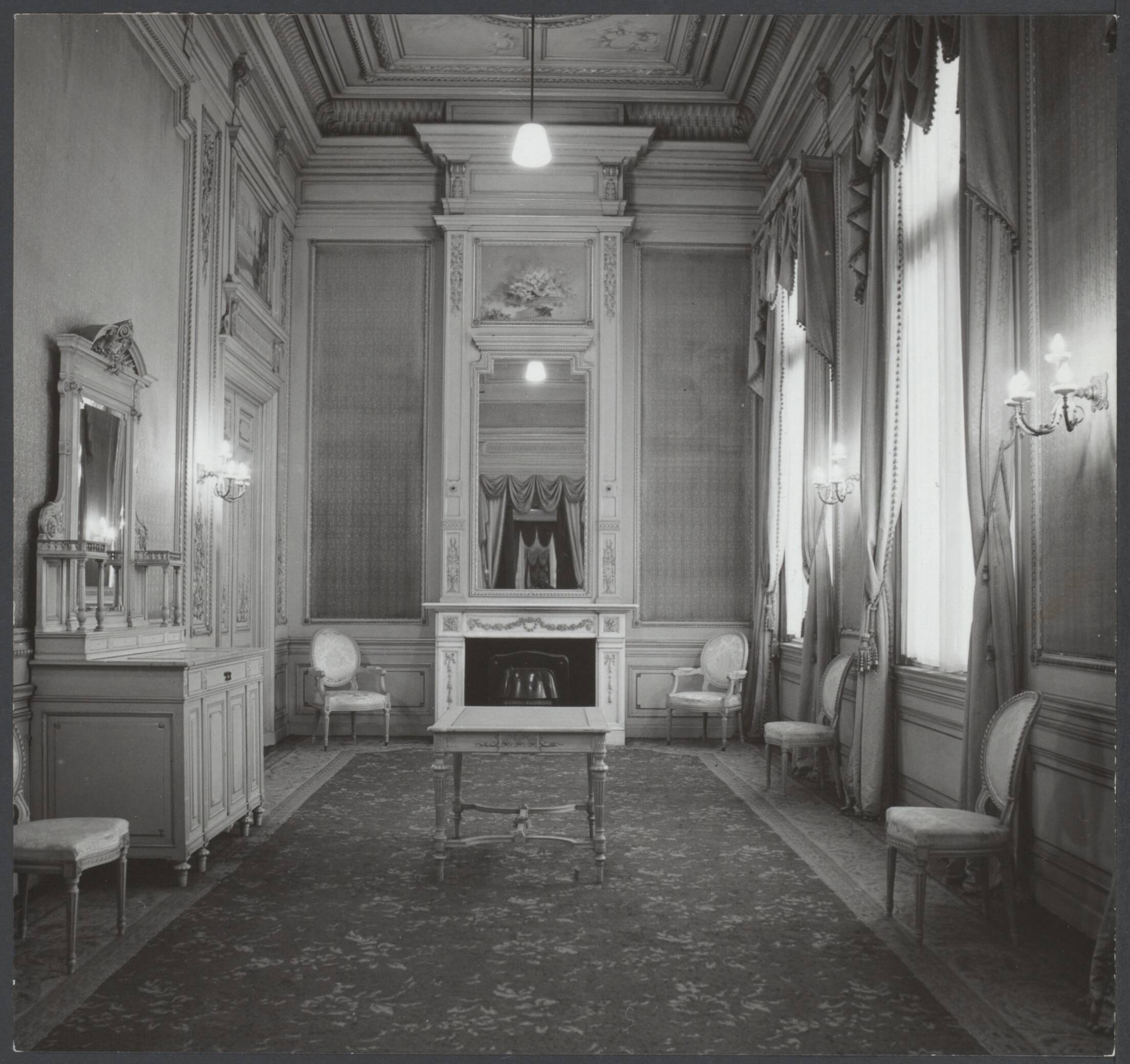 Stationsgebouwen - Nederland — Station Den Haag Staatsspoor. Koninklijke Wachtkamer — Foto: Stuifbergen, Wilh. L. (Pim) / Spaarnestad. Licentie: Set B: Rechtenvrij / Publiek Domein. Bron: Nationaal Archief. http://hdl.handle.net/10648/b3beab42-9ab3-0b2c-19f4-5caafc2486e7