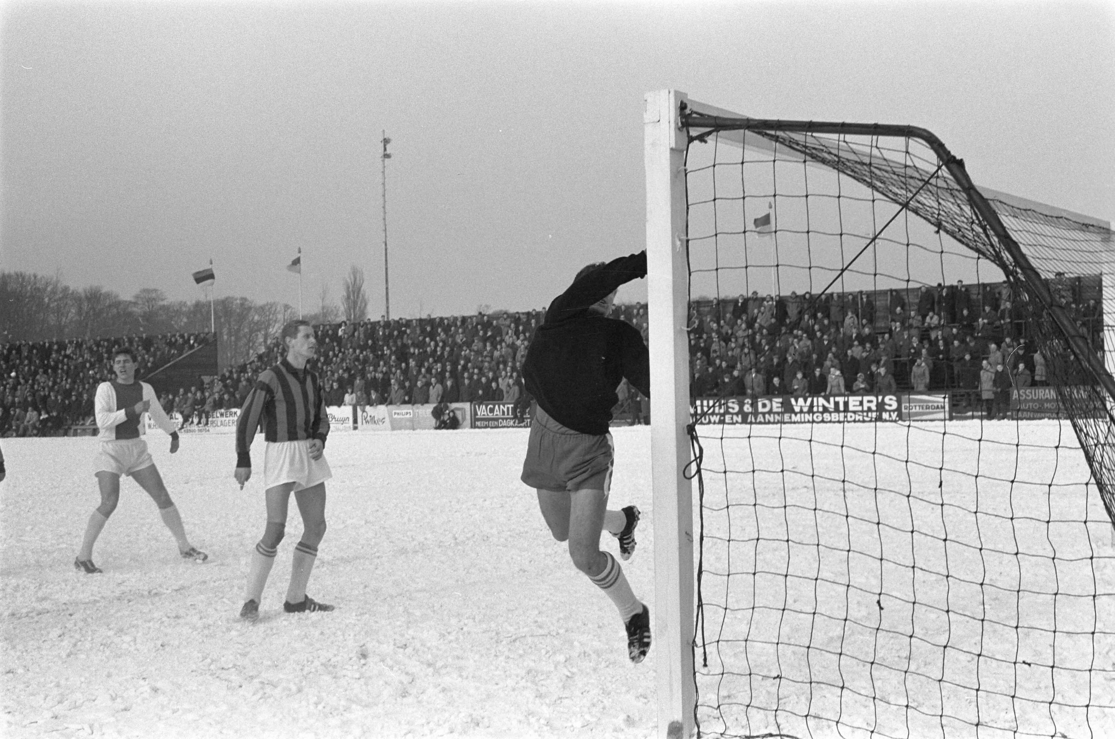 Fotocollectie Anefo — Voetbal. Oefenwedstrijd. RCH tegen Ajax 5-3. Spelmoment — Foto: Pot, Harry / Anefo. Licentie: Set B: Rechtenvrij / Publiek Domein. Bron: Nationaal Archief. http://hdl.handle.net/10648/aa2a00dc-d0b4-102d-bcf8-003048976d84